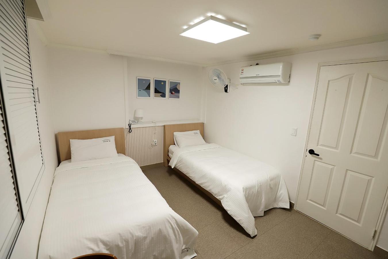 Standard Twin Room - Photo 3