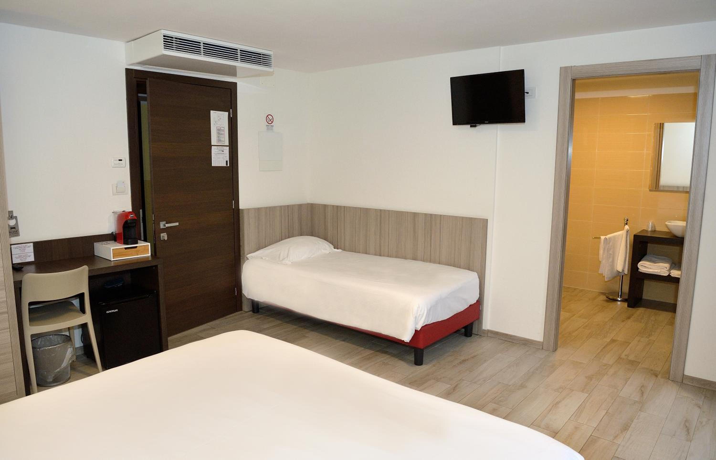 Triple Room with Private Bathroom photo 2
