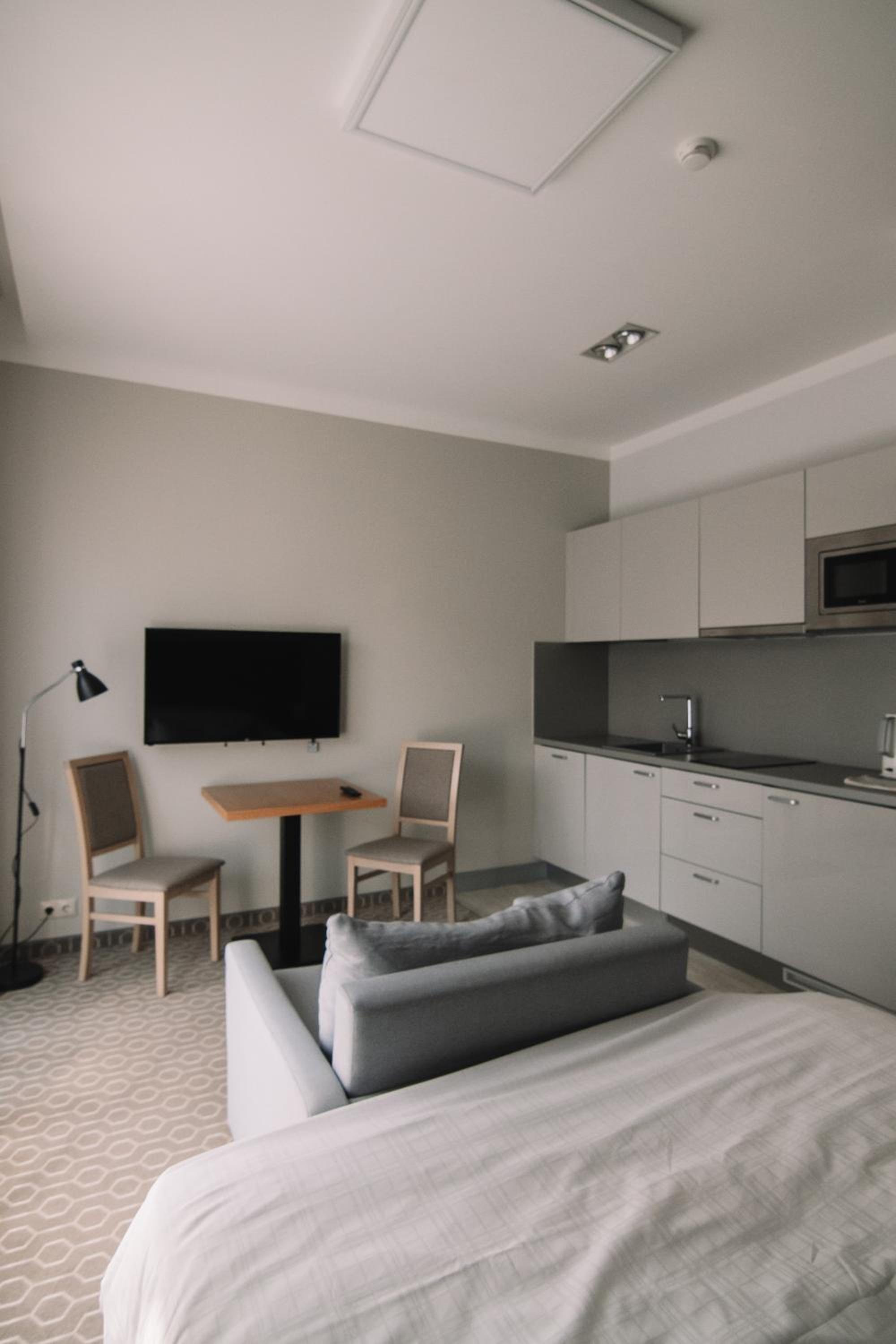 Studio Apartment - Photo 8