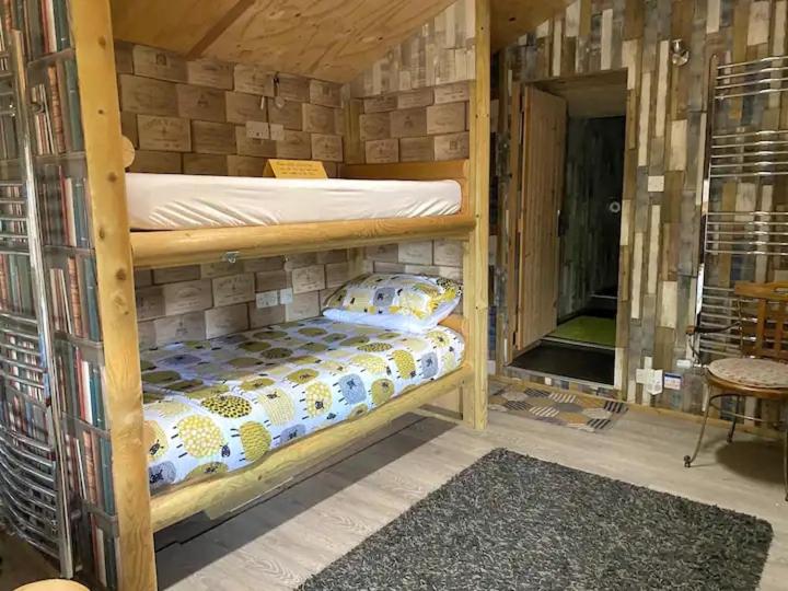 Dolly'S Logbyre (Sleeps 2- 4 Adults And Has En Suite Shower)