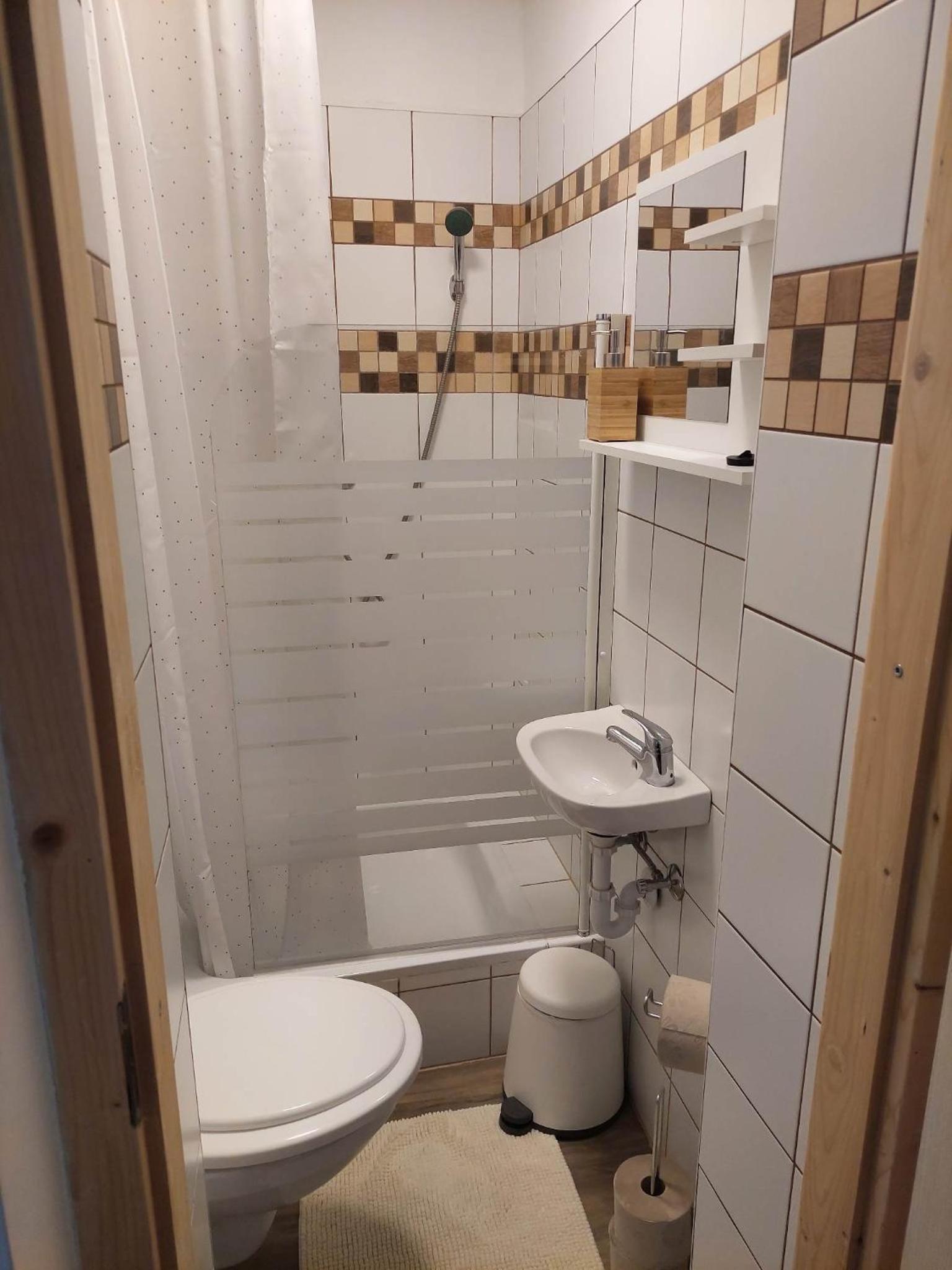Double Room with Private External Bathroom - Photo 2