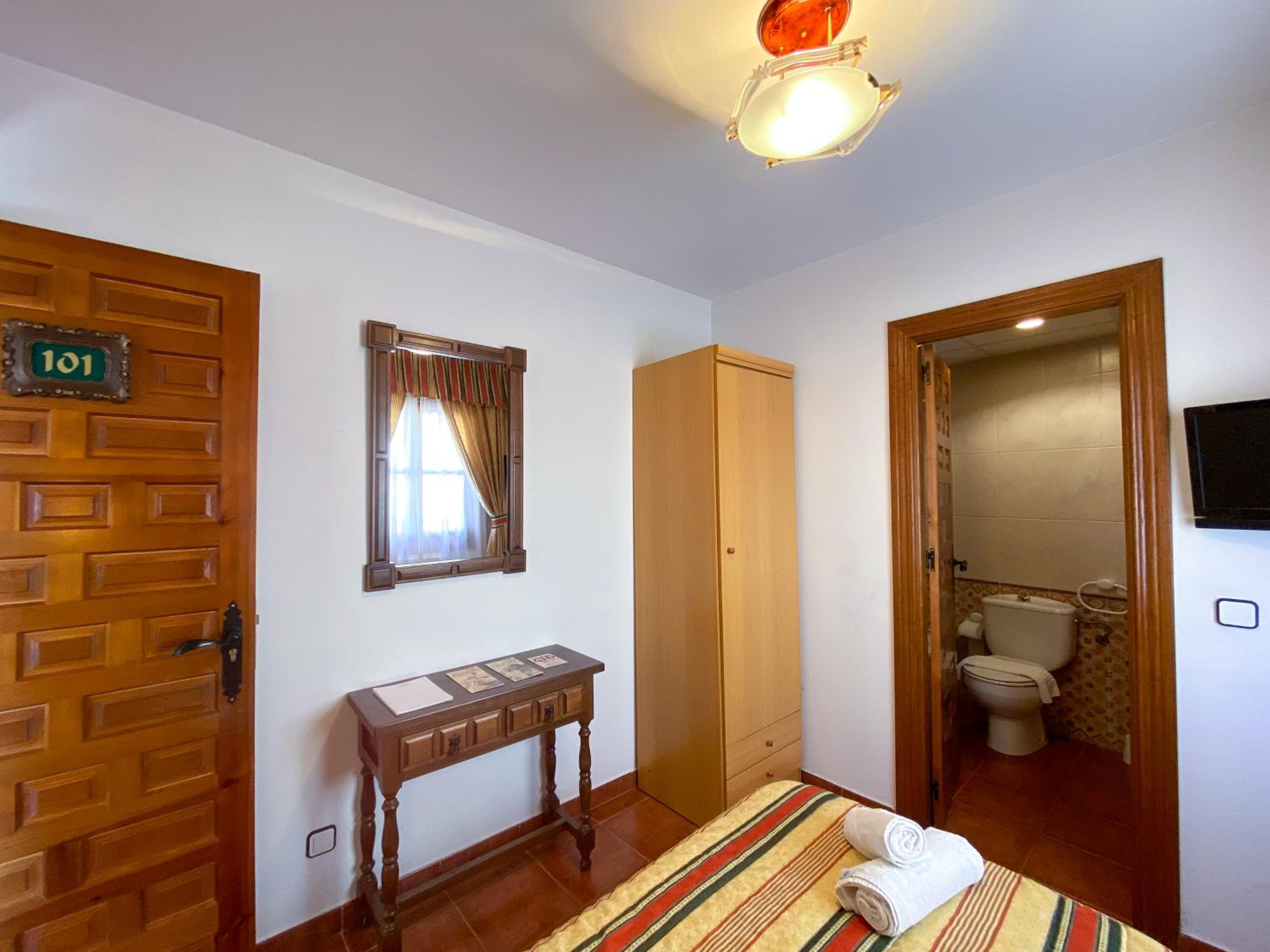 Single Room with Private Bathroom photo 3