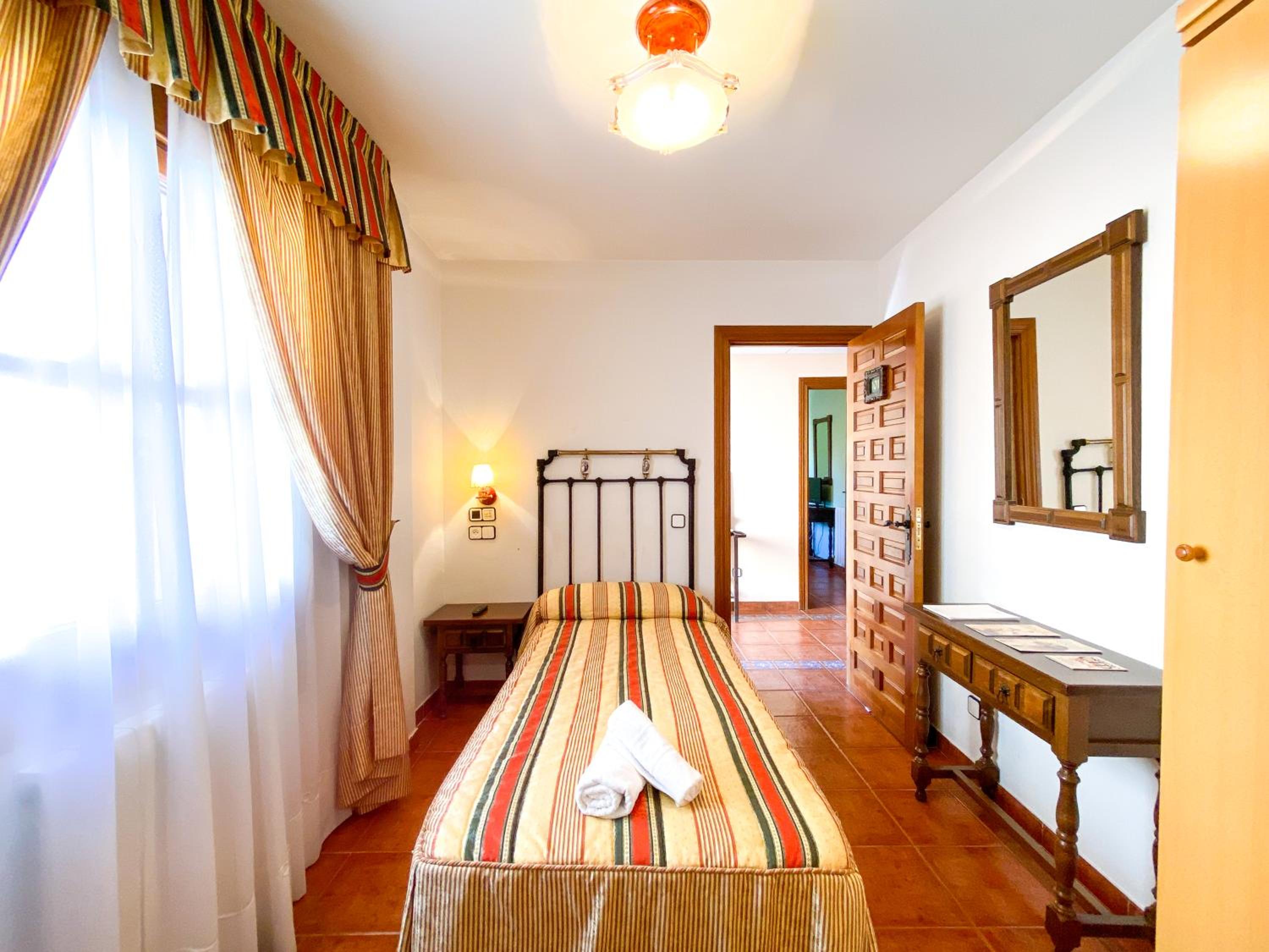 Single Room with Private Bathroom photo 2
