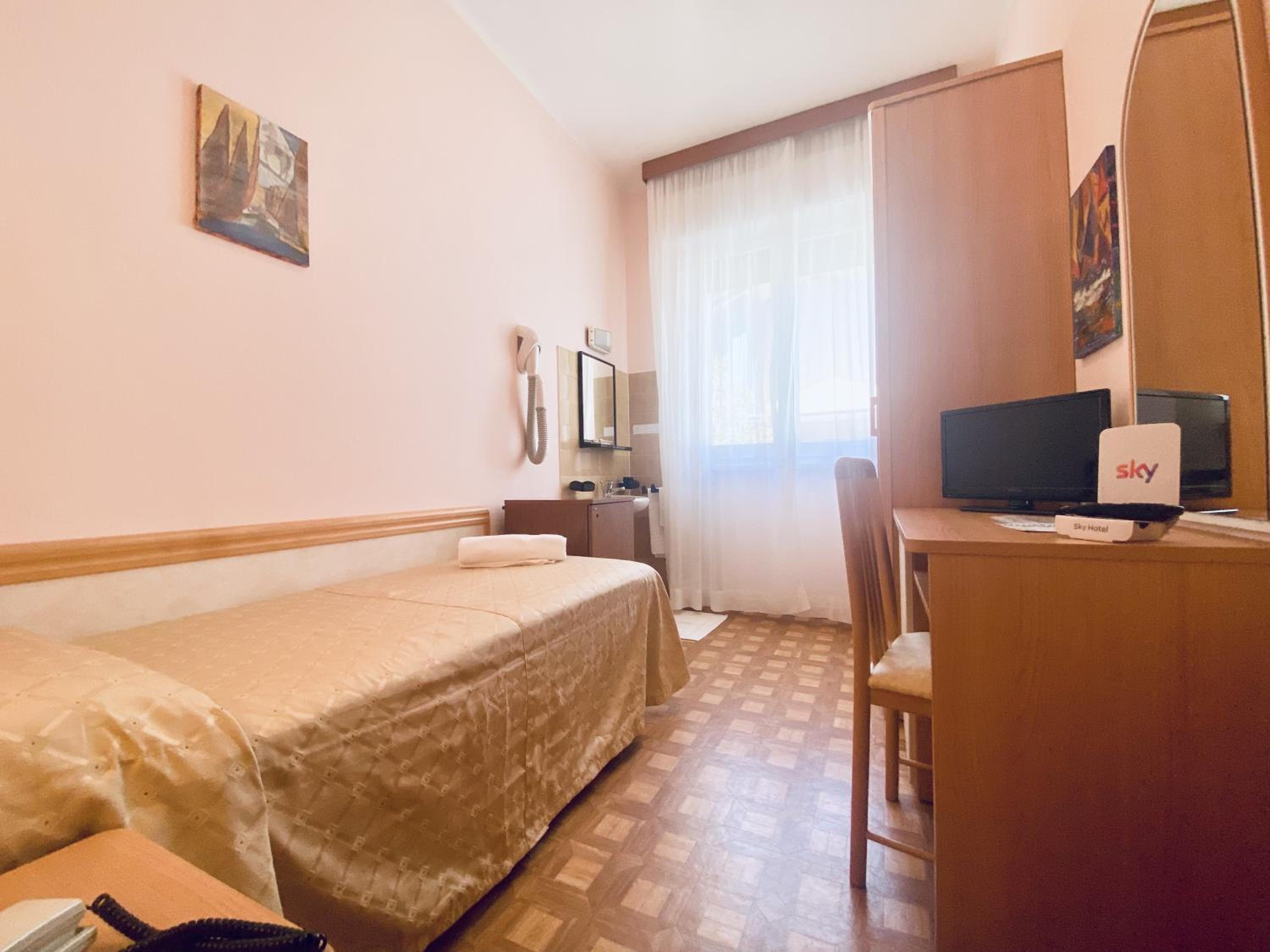Single Room with Private External Bathroom photo 2