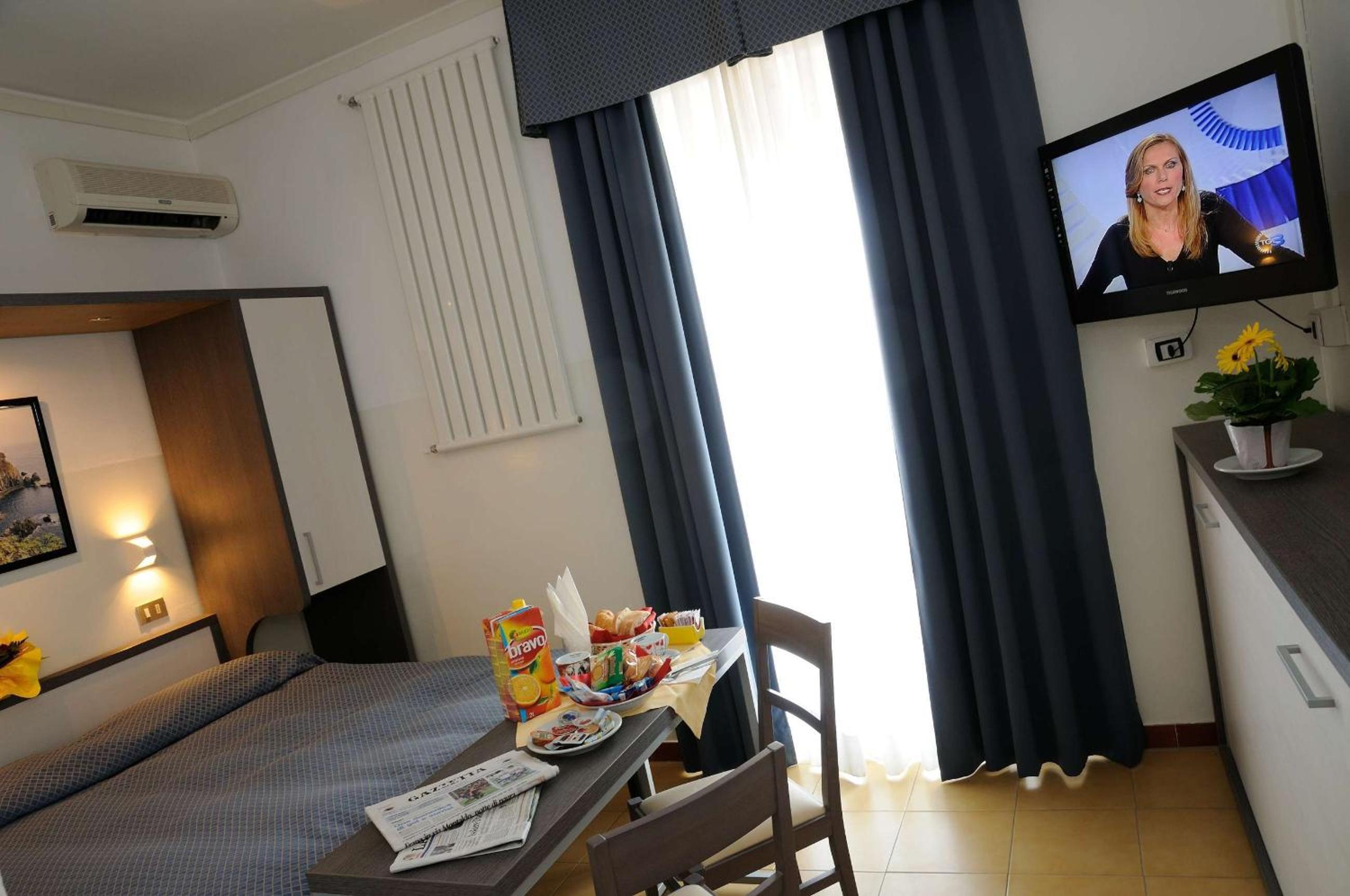 Double or Twin Room with Sea View - Photo 10