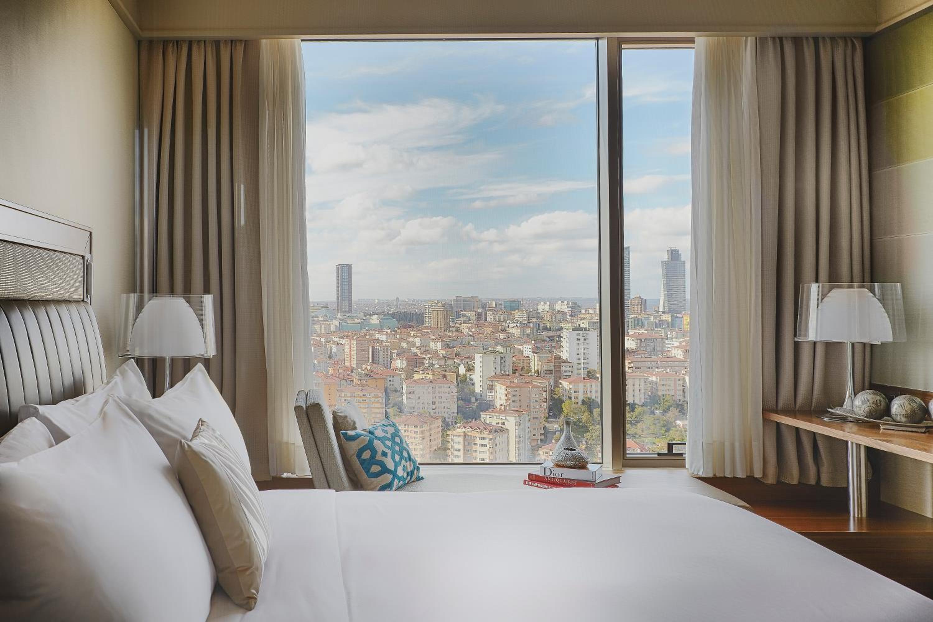 Deluxe Twin Room with City View thumbnail 5