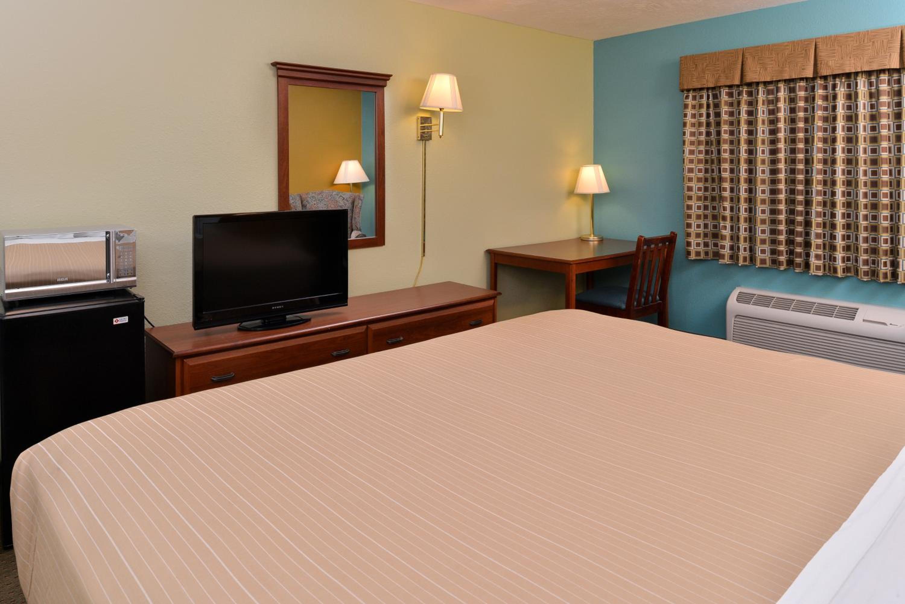 King Room - Non-Smoking - Photo 6