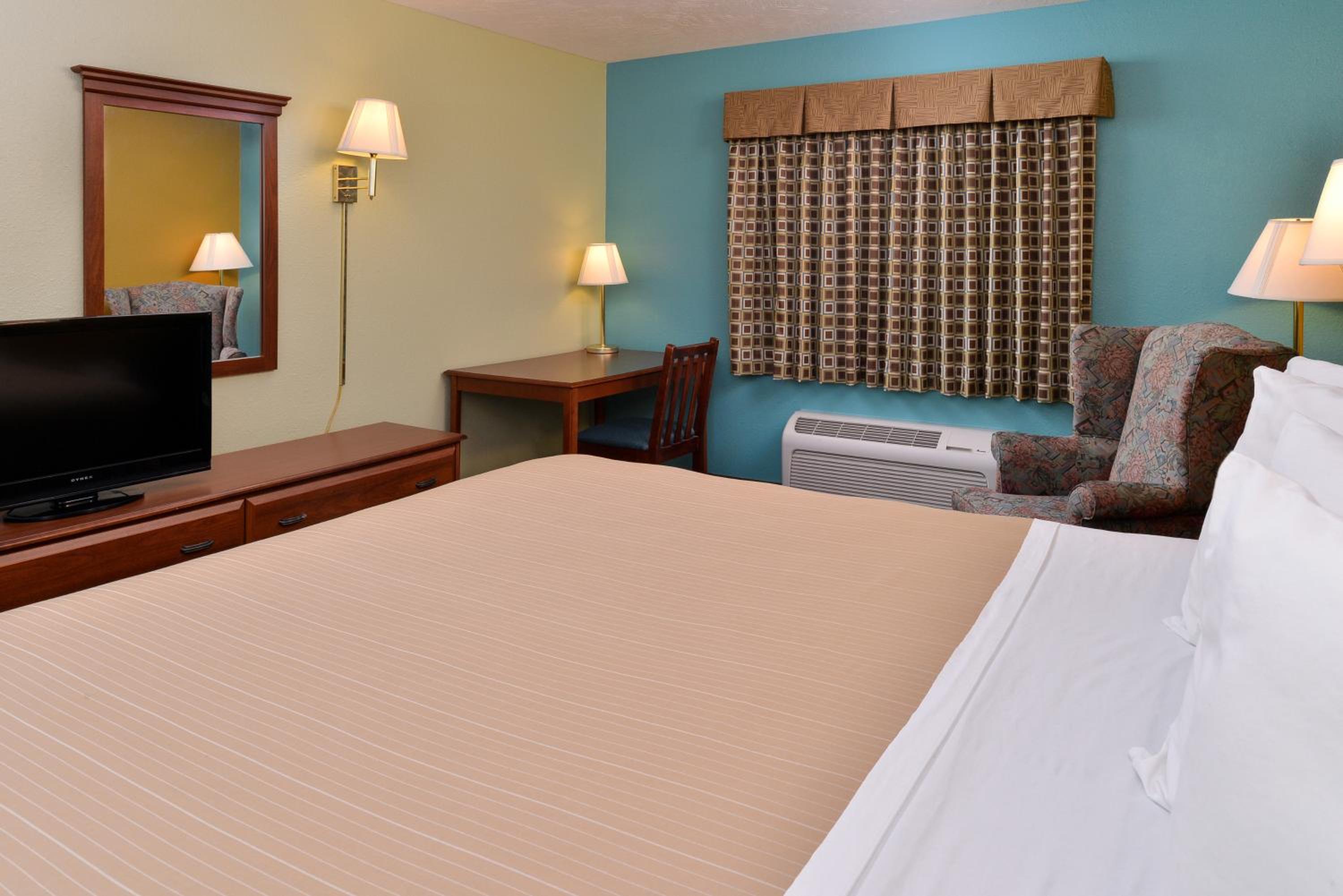 King Room - Non-Smoking - Photo 2