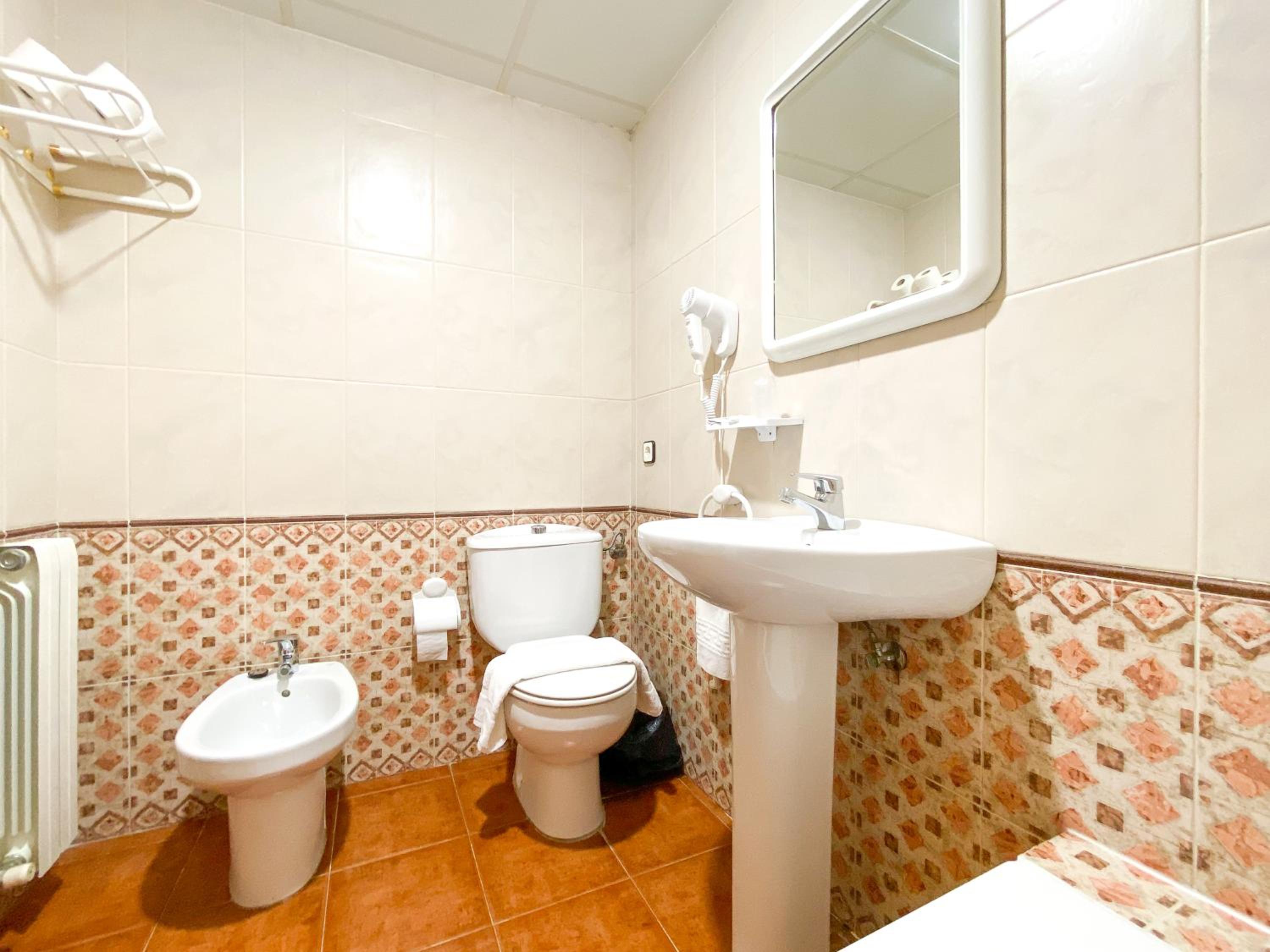 Twin Room with Bathroom photo 2