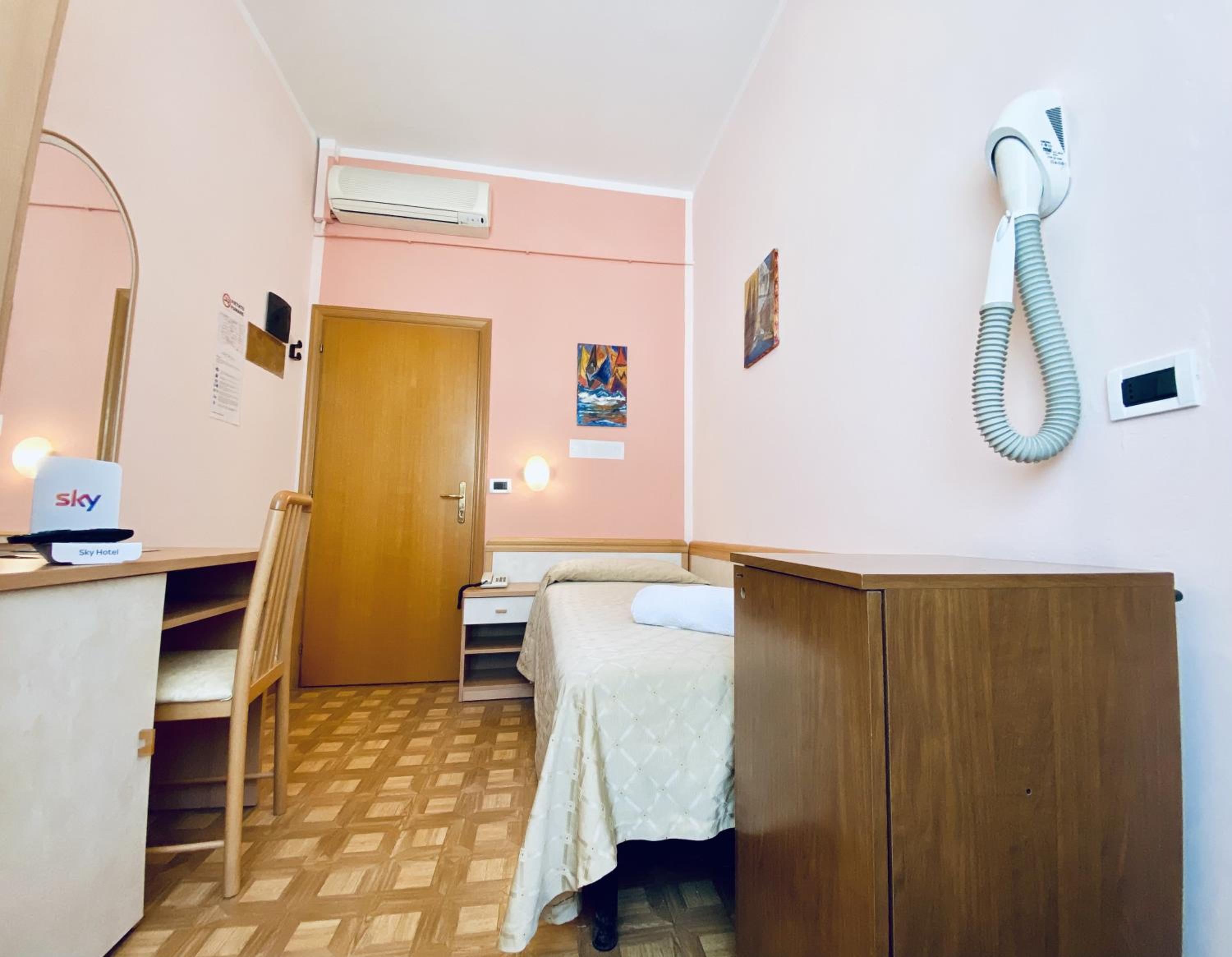 Single Room with Private External Bathroom photo 3