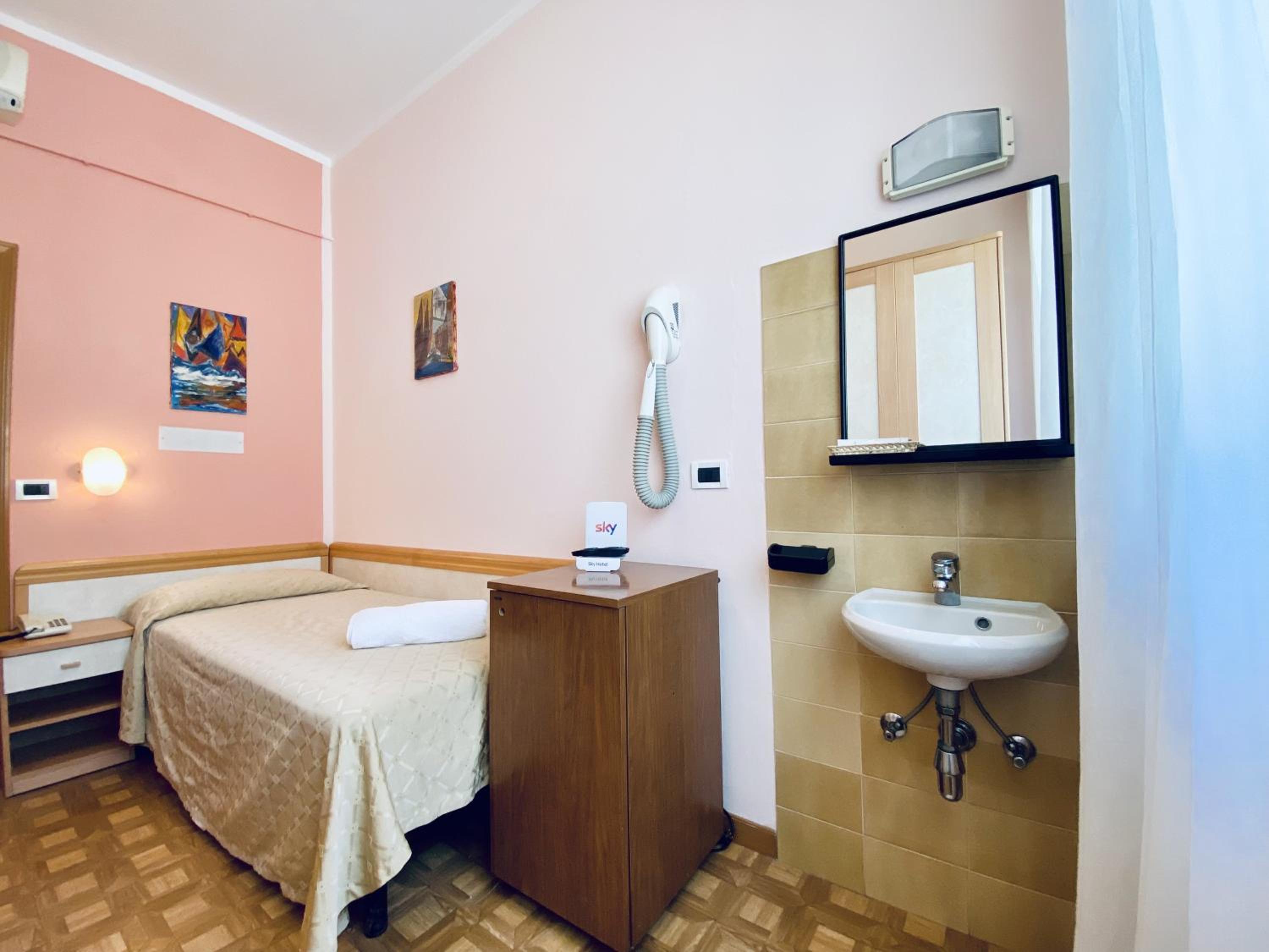 Single Room with Private External Bathroom photo 1