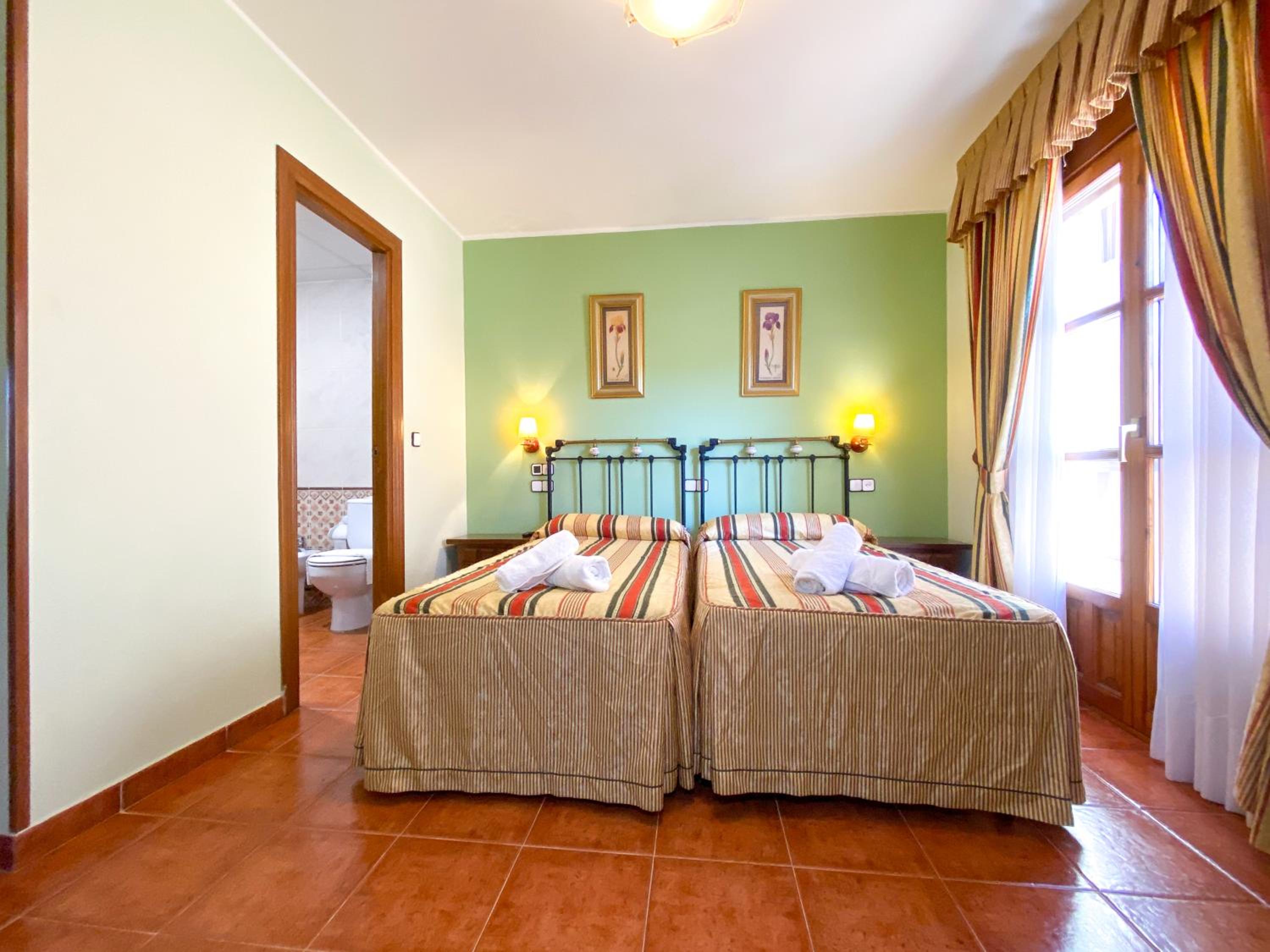 Deluxe Double or Twin Room photo 3