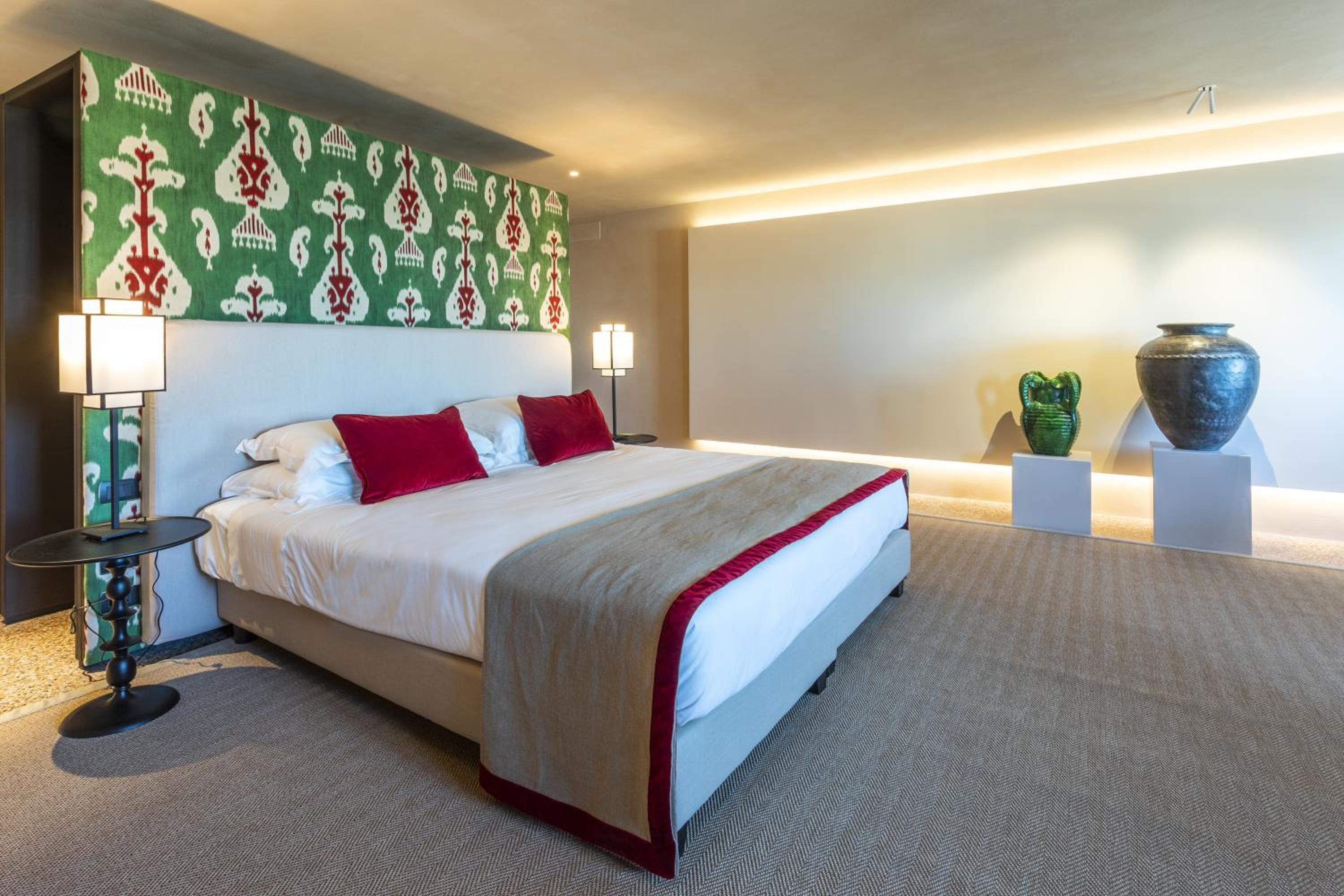 Deluxe Suite with Sea View - Photo 9