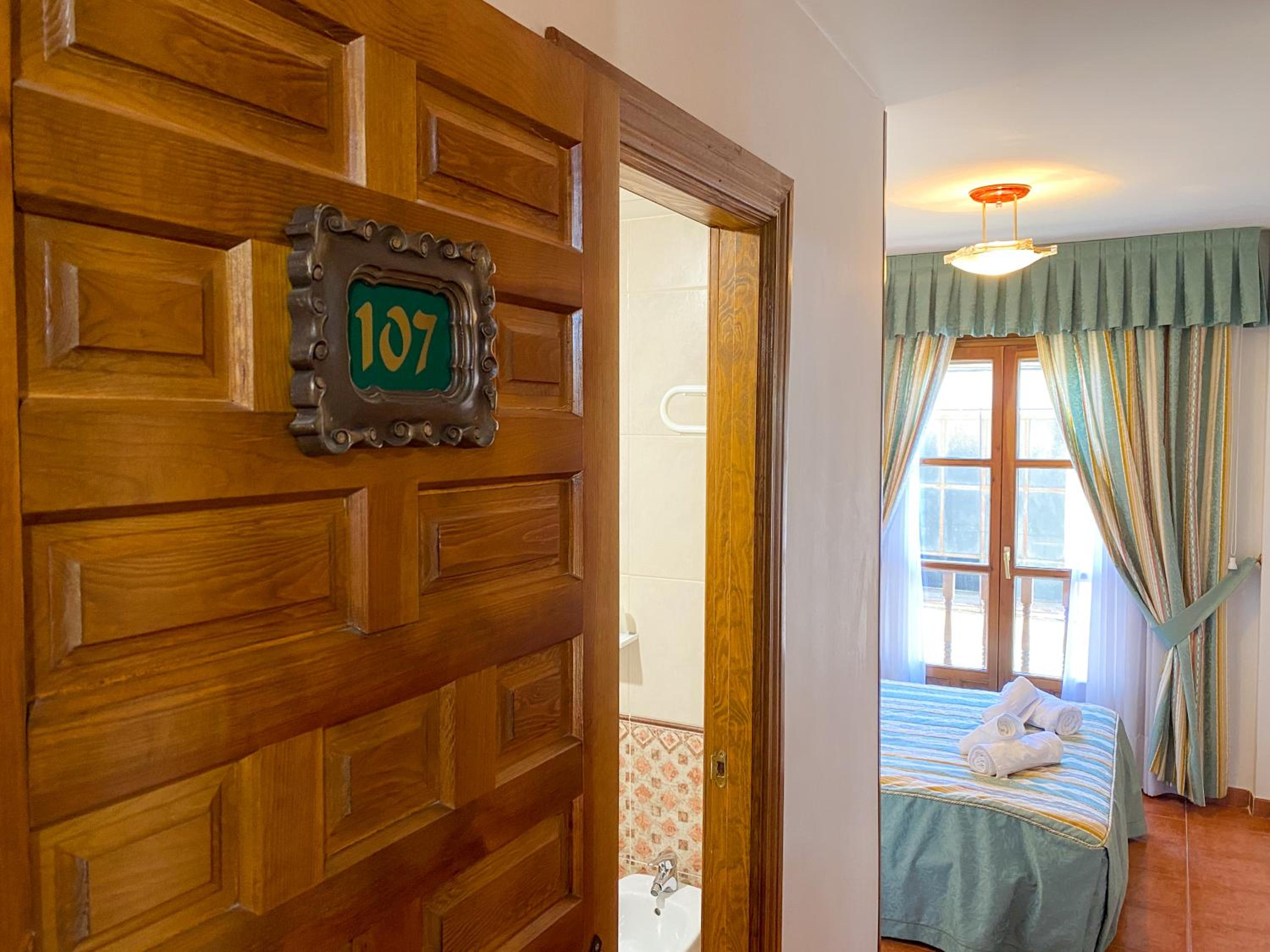 Habitación Doble con Balcón (3 Adultos)