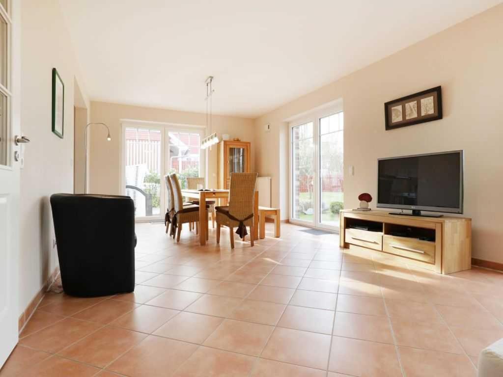 Three-Bedroom House photo 2