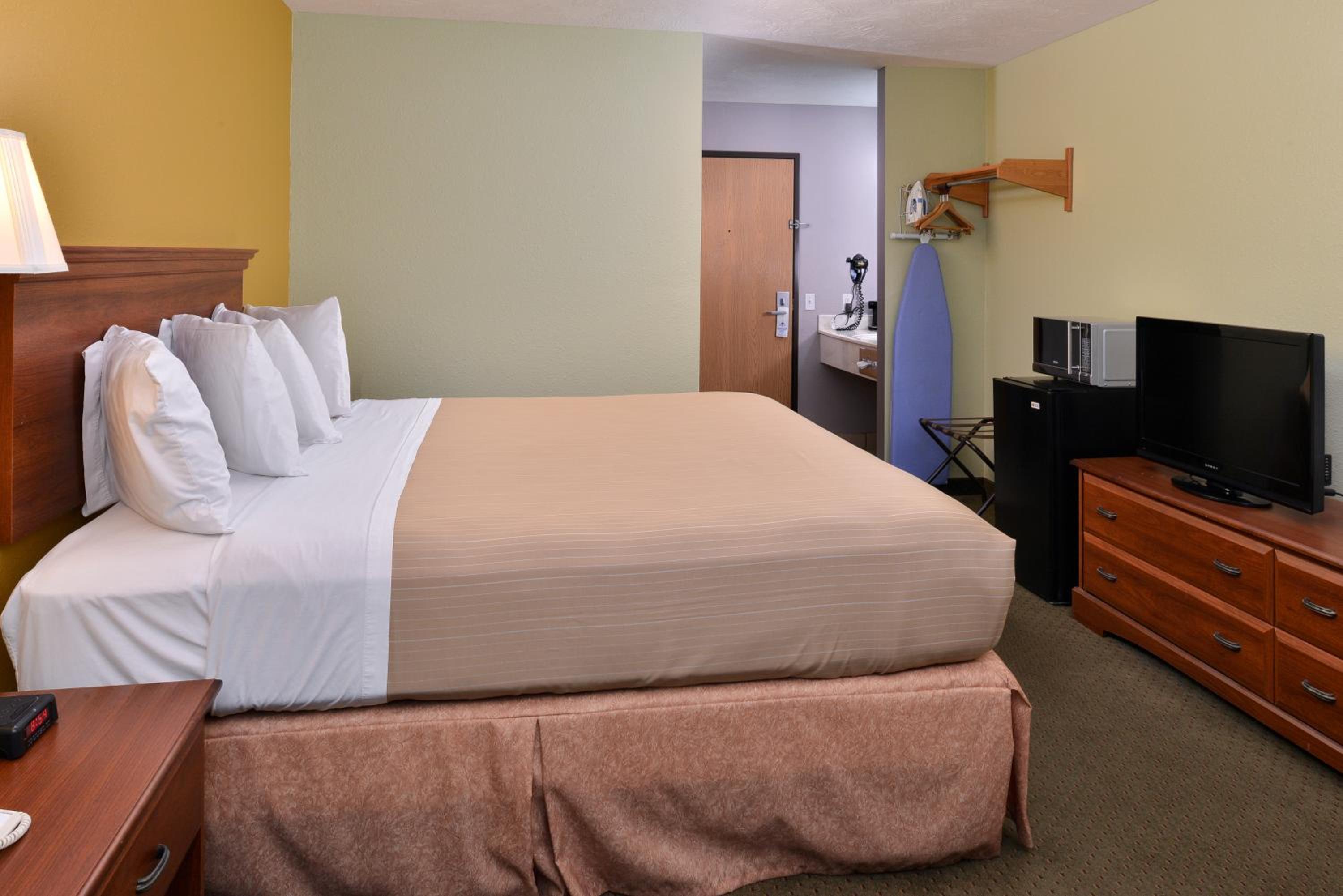 King Room - Non-Smoking - Photo 7