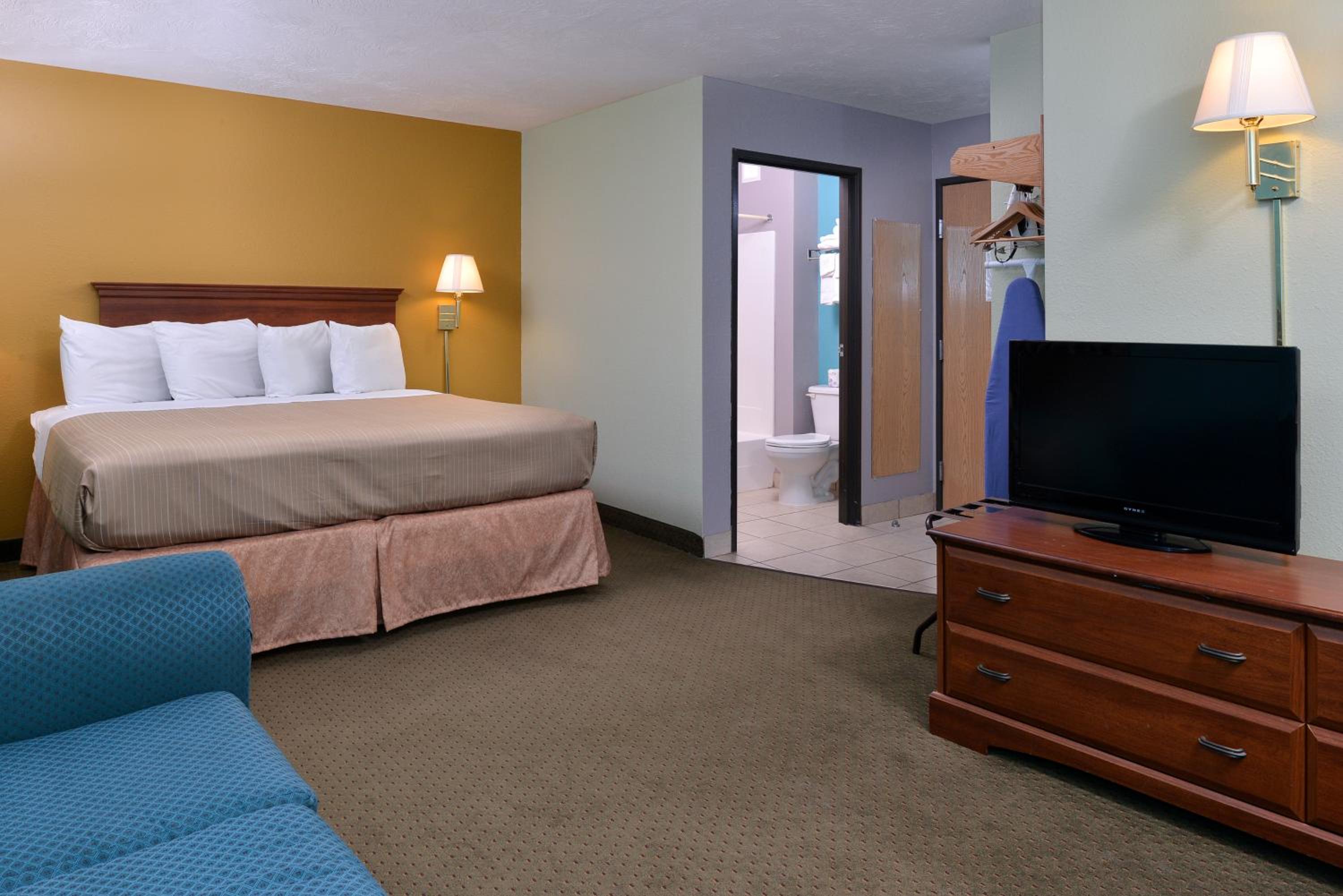 King Room - Non-Smoking - Photo 5
