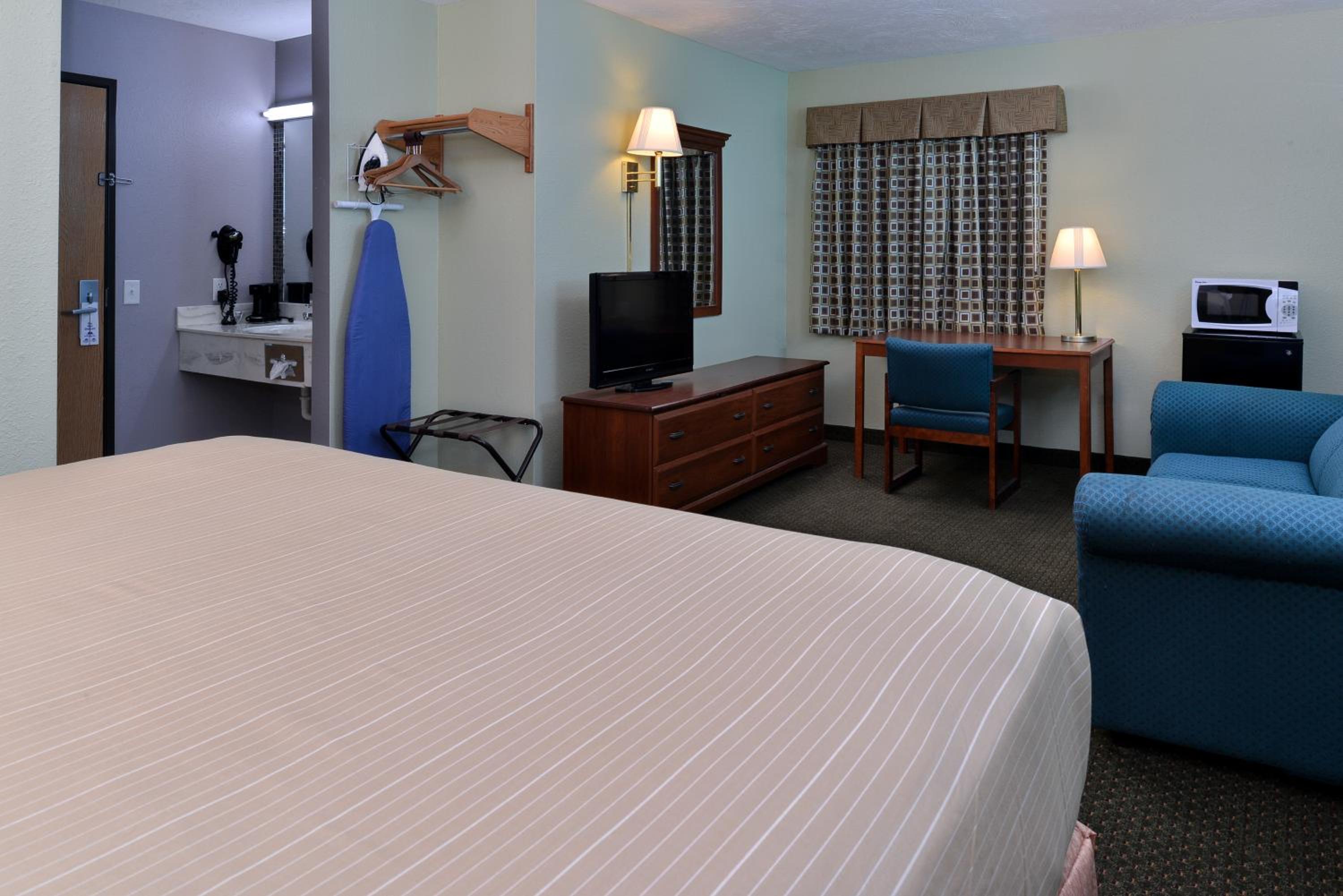 King Room - Non-Smoking - Photo 4