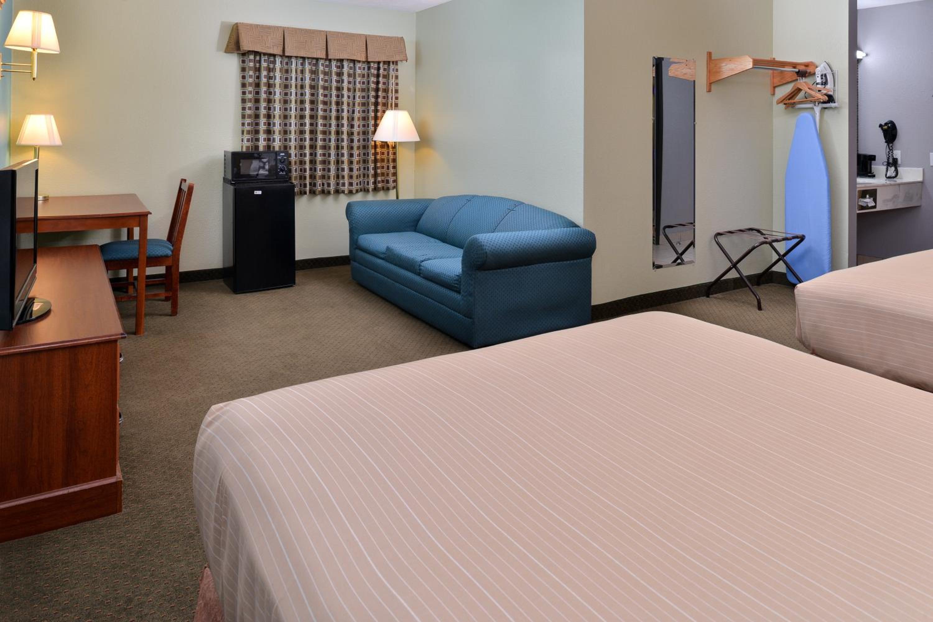 Queen Room with Two Queen Beds - Non-Smoking - Photo 4