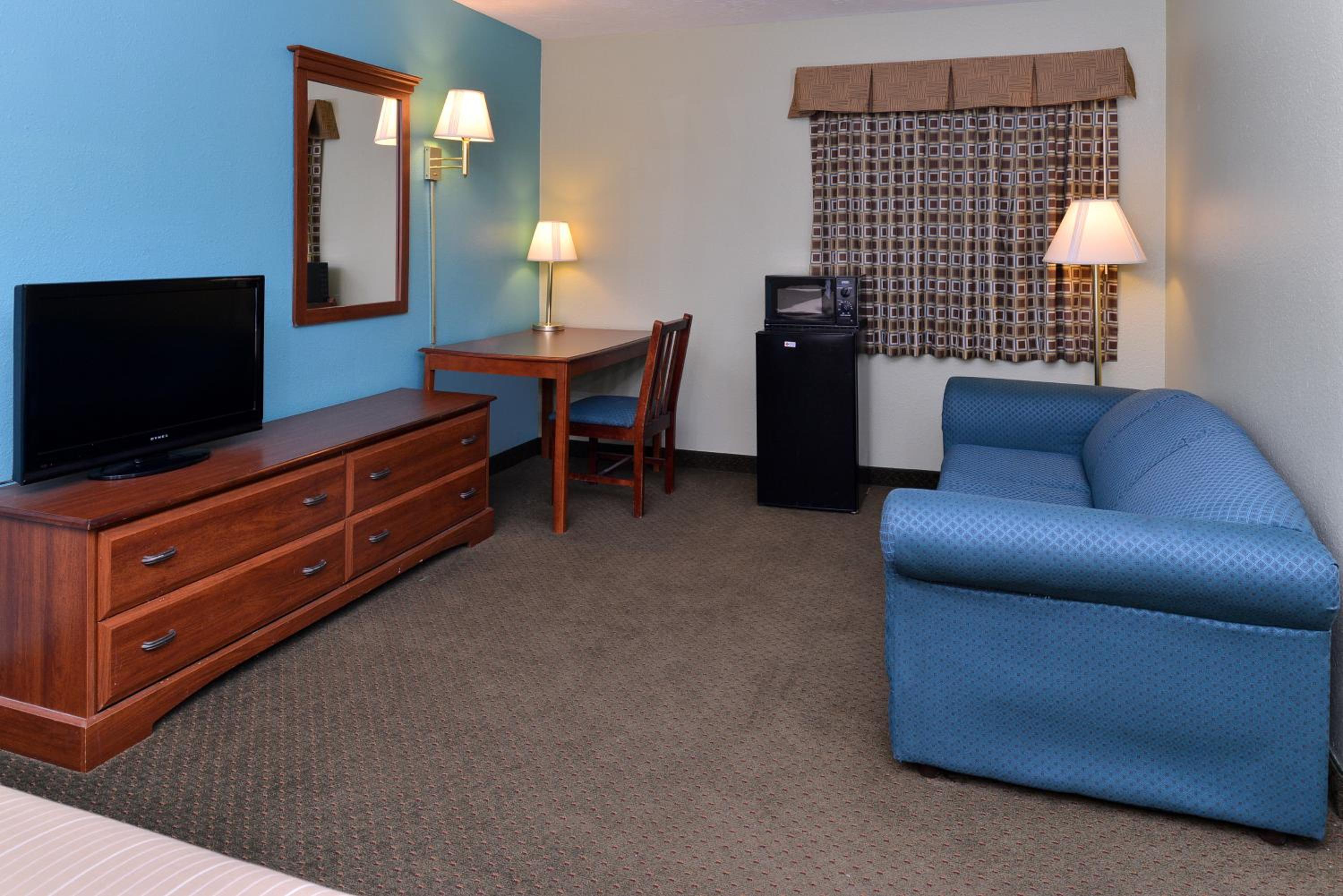 Queen Room with Two Queen Beds - Non-Smoking - Photo 3