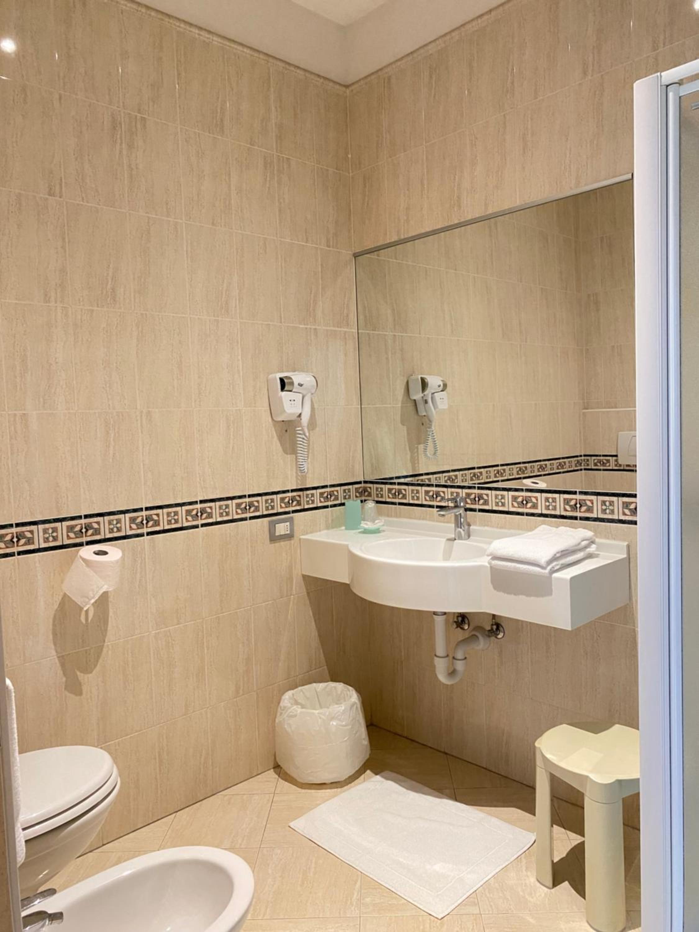 Twin Room with Bathroom photo 2
