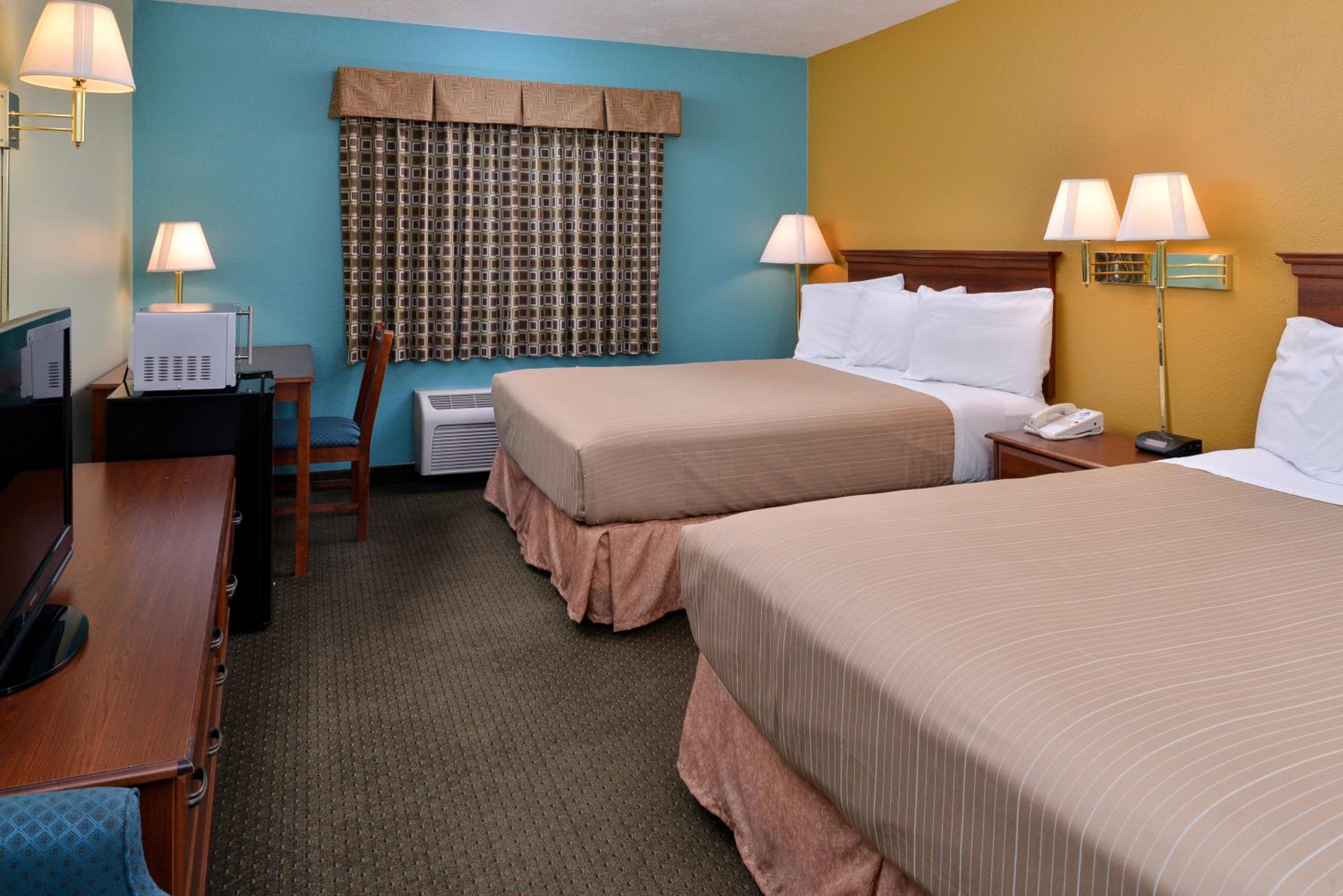 Queen Room with Two Queen Beds - Non-Smoking - Photo 1