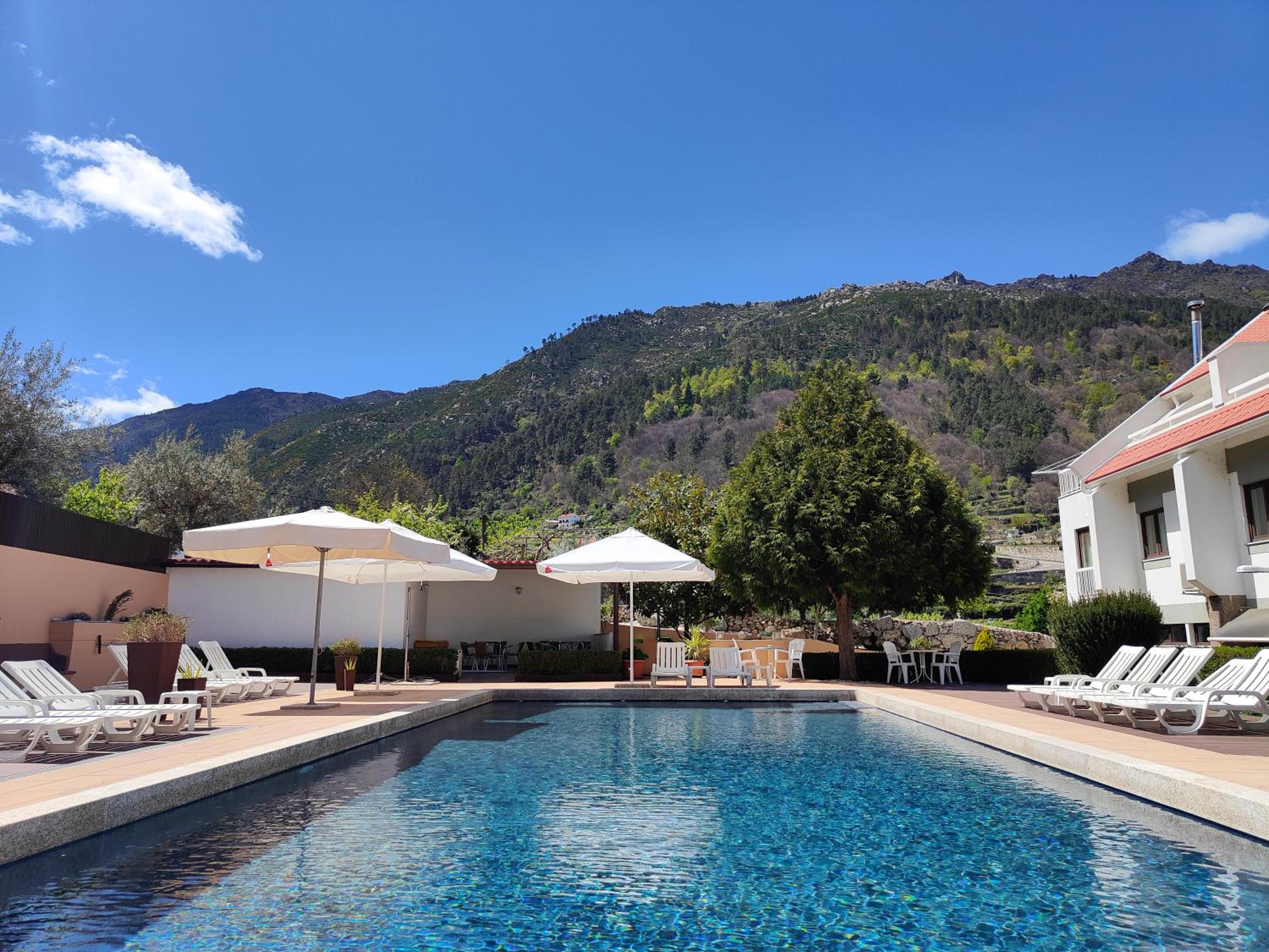 Superior Double or Twin Room with Pool View - Photo 5
