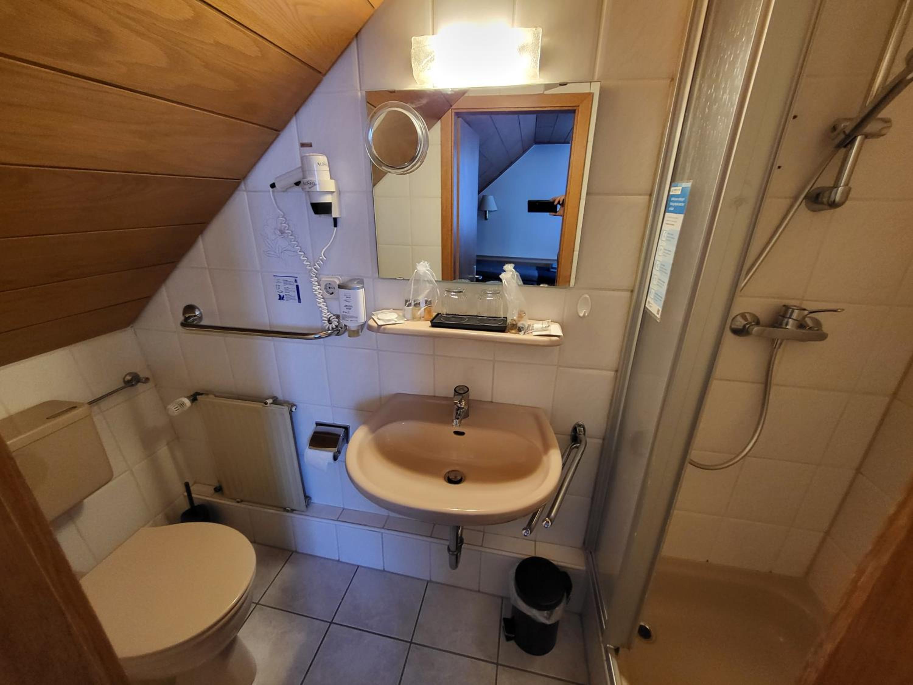 Twin Room with Private Bathroom photo 2