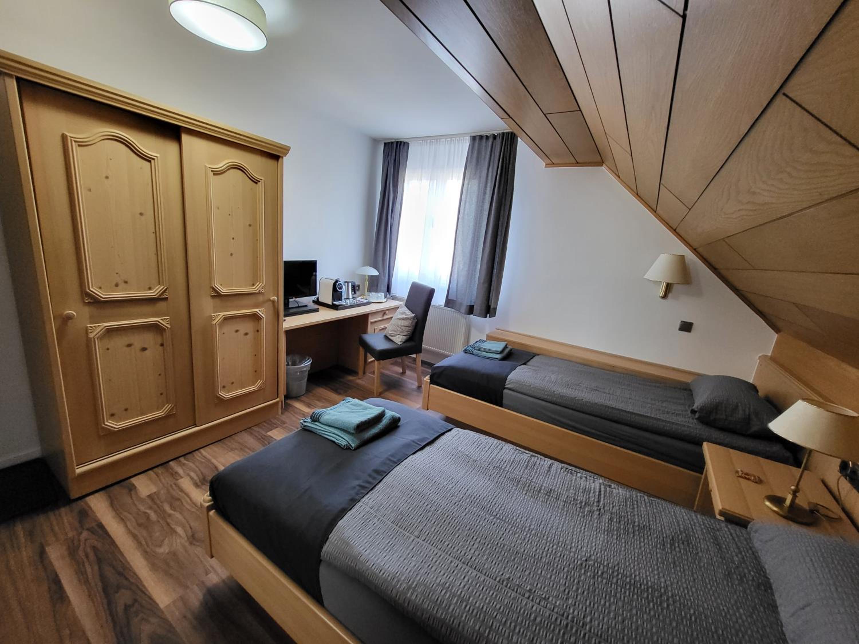 Twin Room with Private Bathroom photo 3