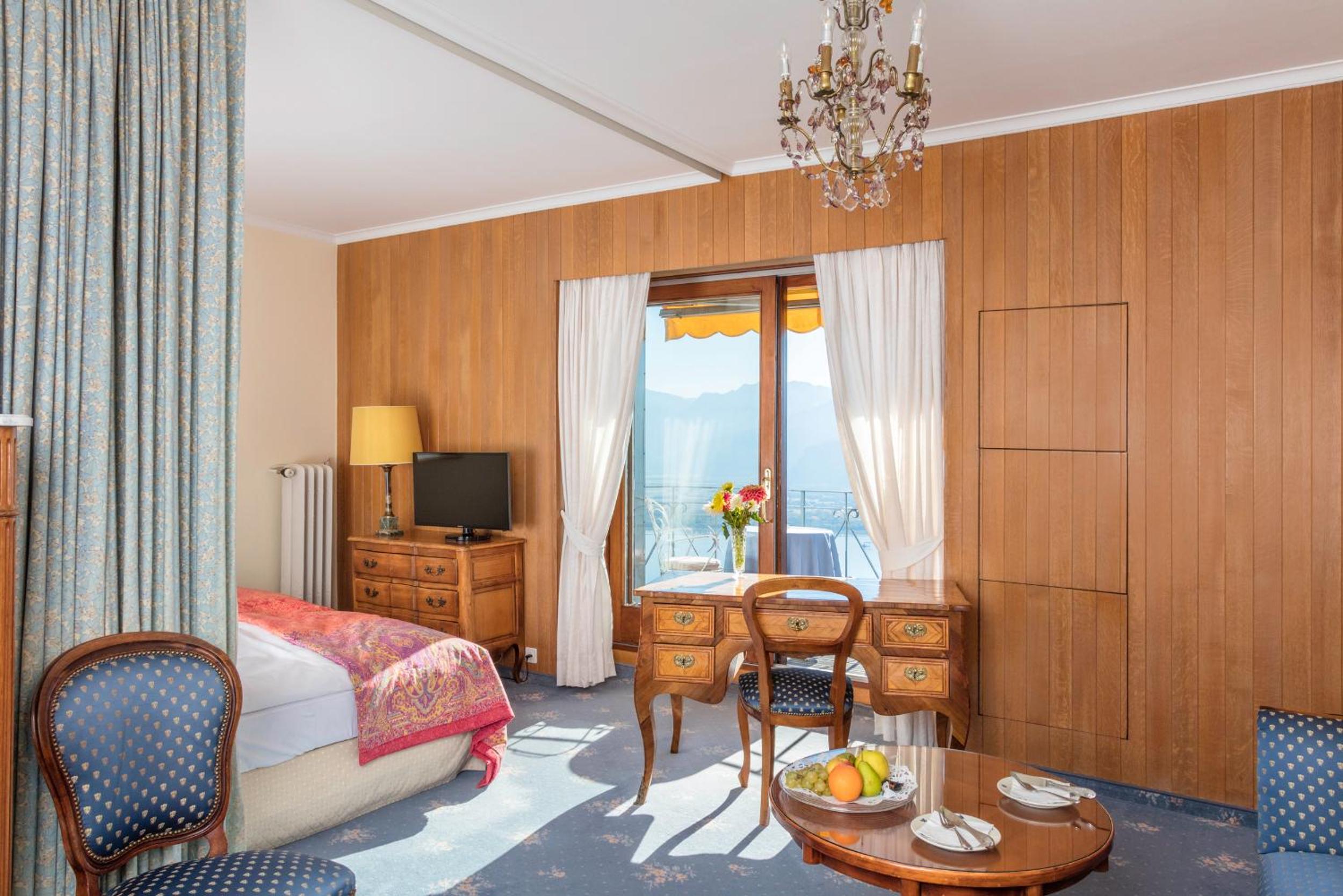 Deluxe Double Room with Lake View - Photo 2