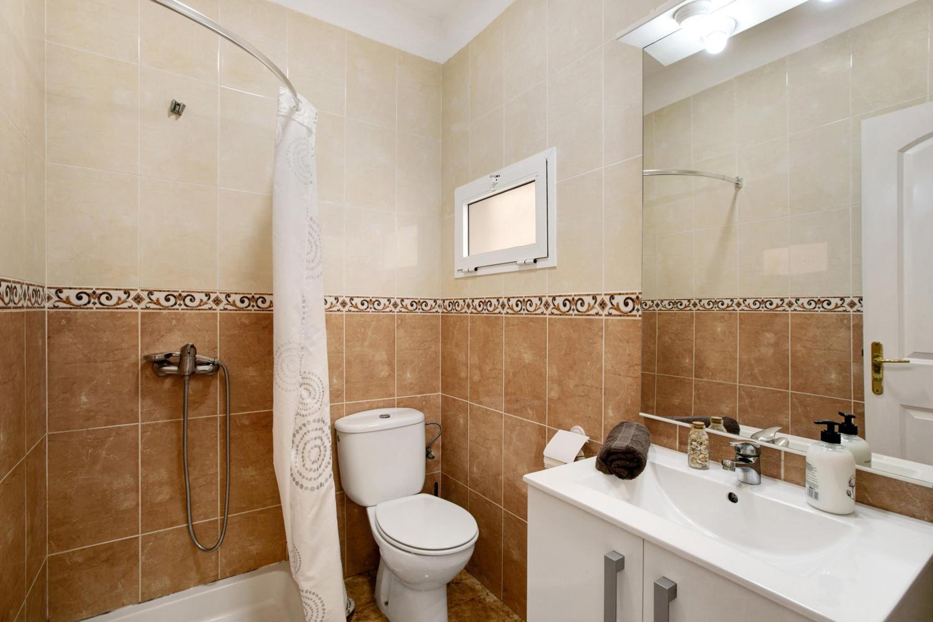 Apartment with Shower photo 3