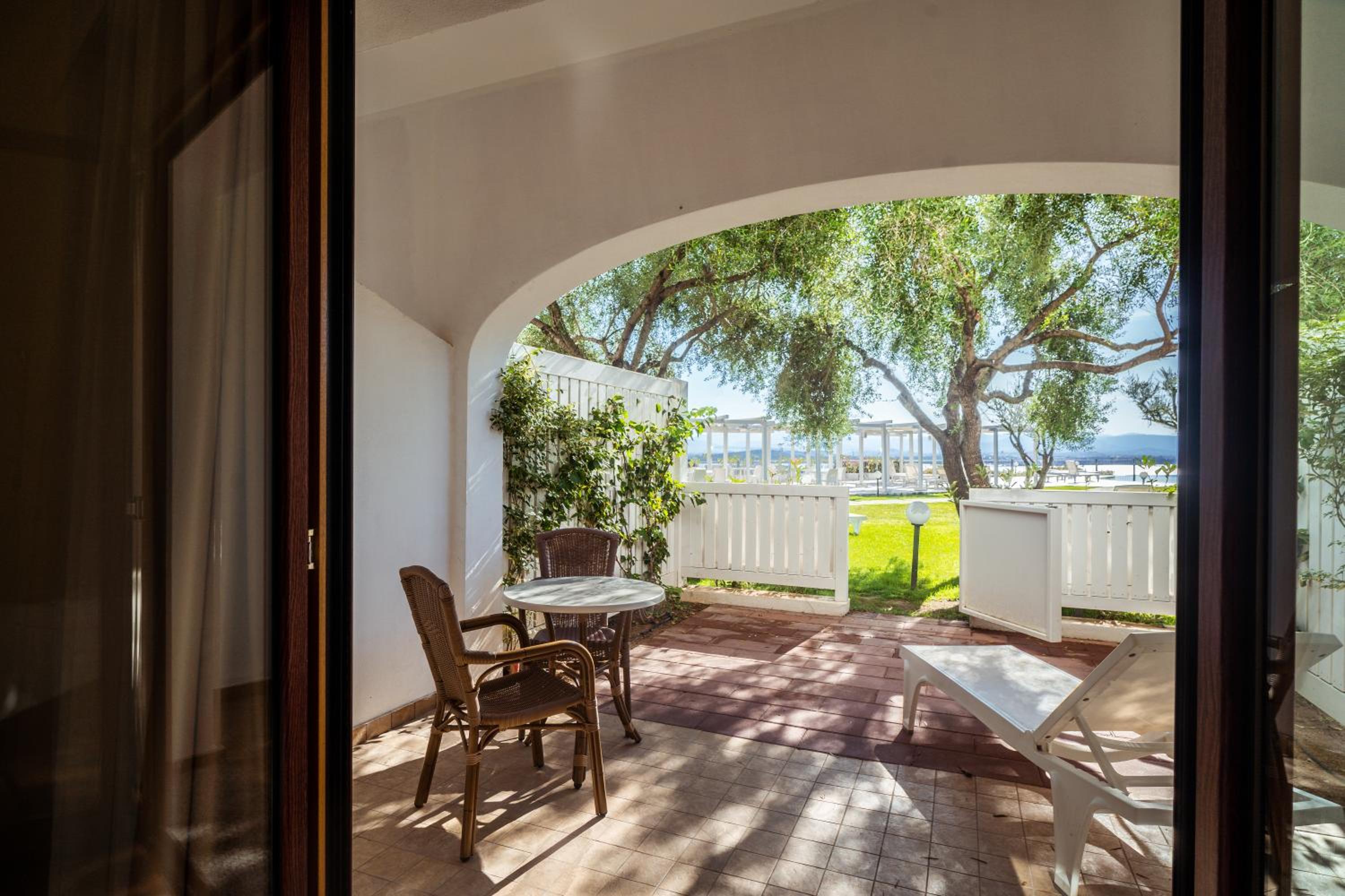 Comfort Double Room with Patio - Photo 8