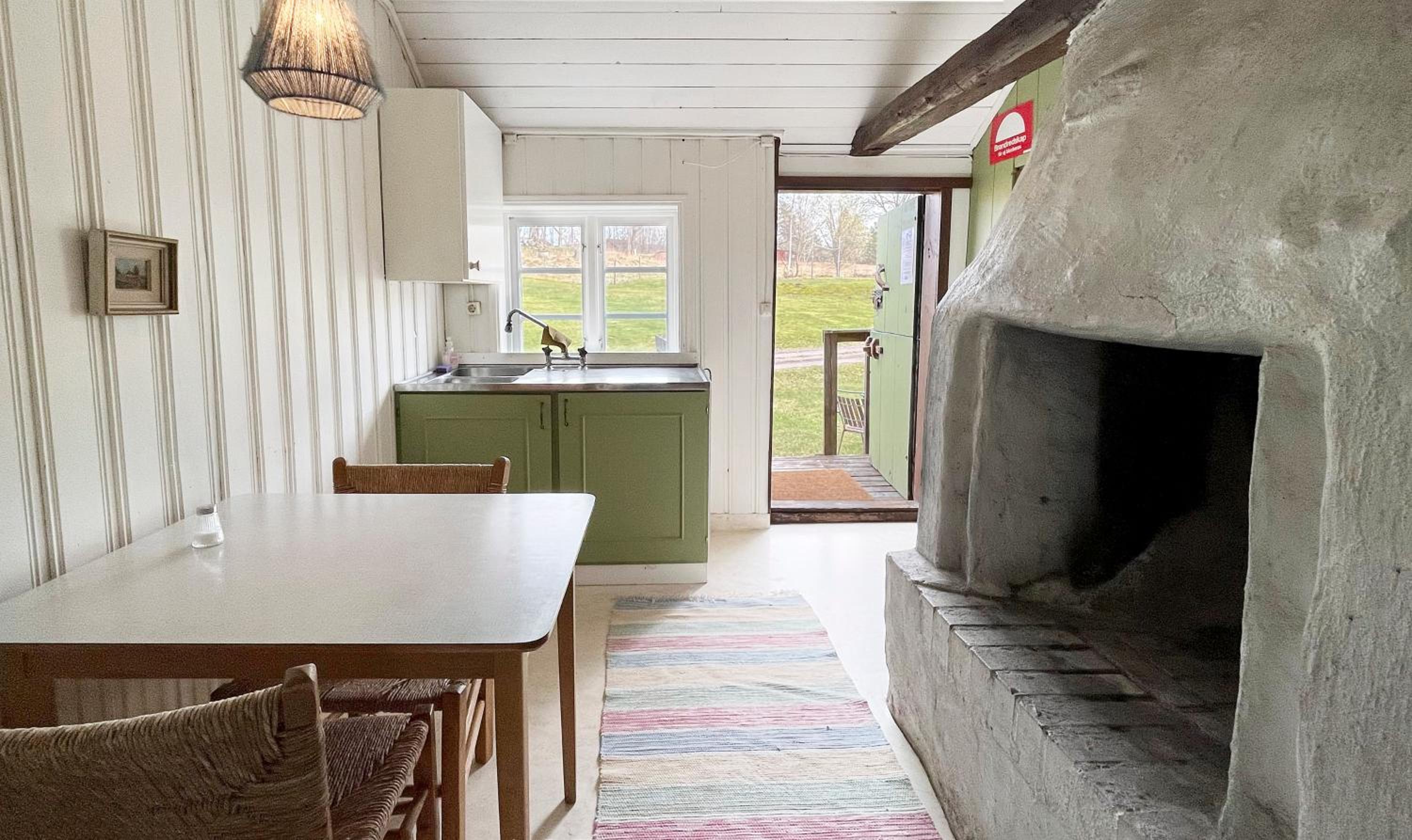 Cottage with Shared Bathroom photo 2