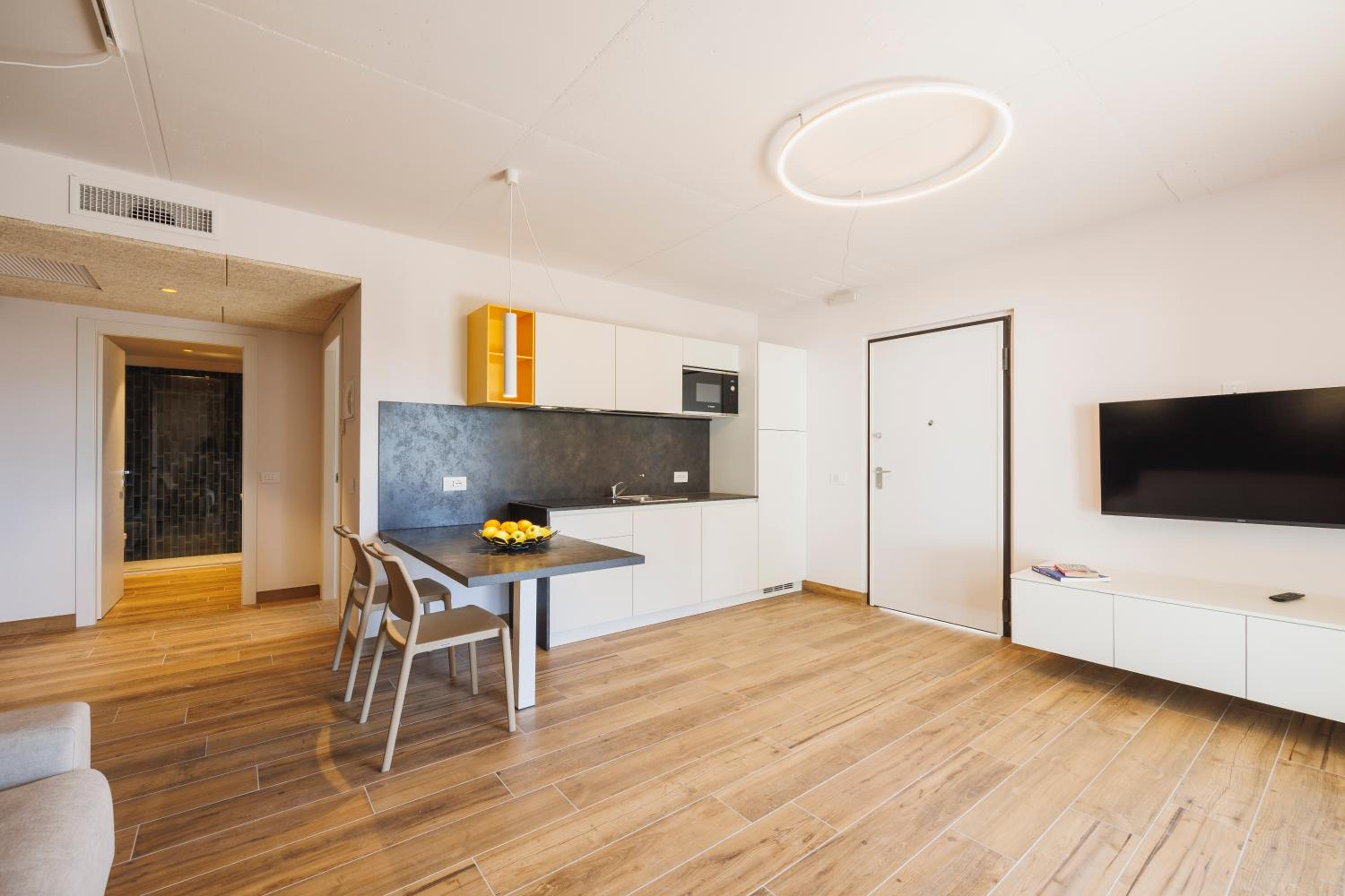 Apartment with Balcony photo 3