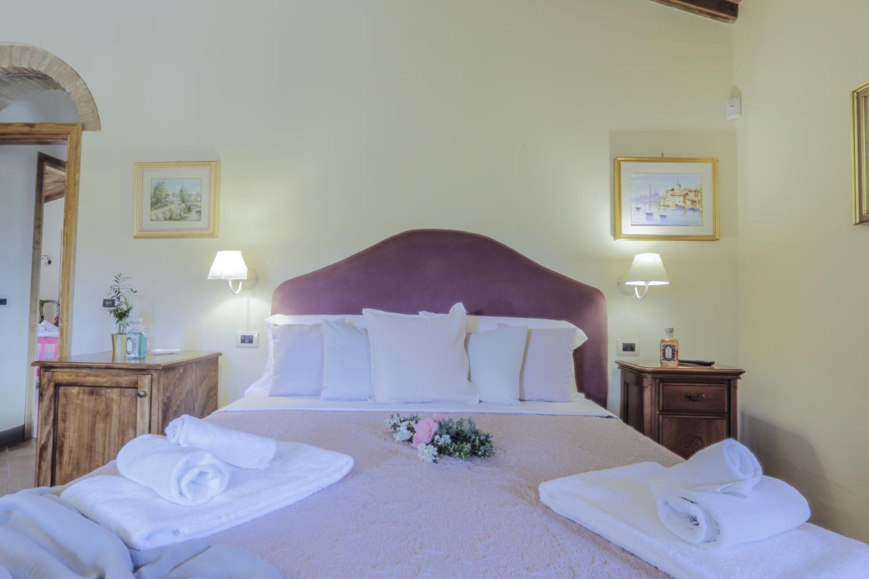 Eight-Bedroom House photo 2