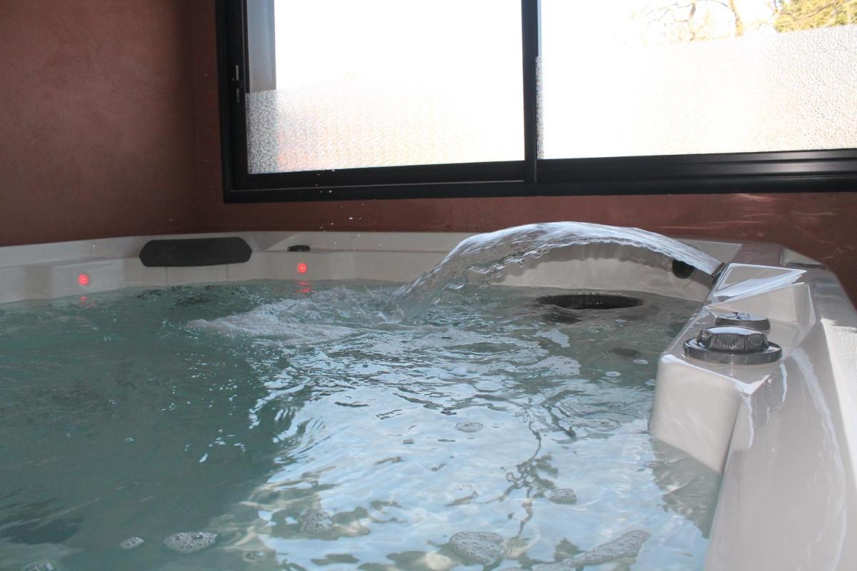 Double Room with Spa Bath - Photo 2