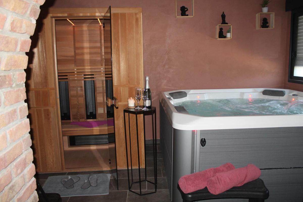 Double Room with Spa Bath - Photo 1