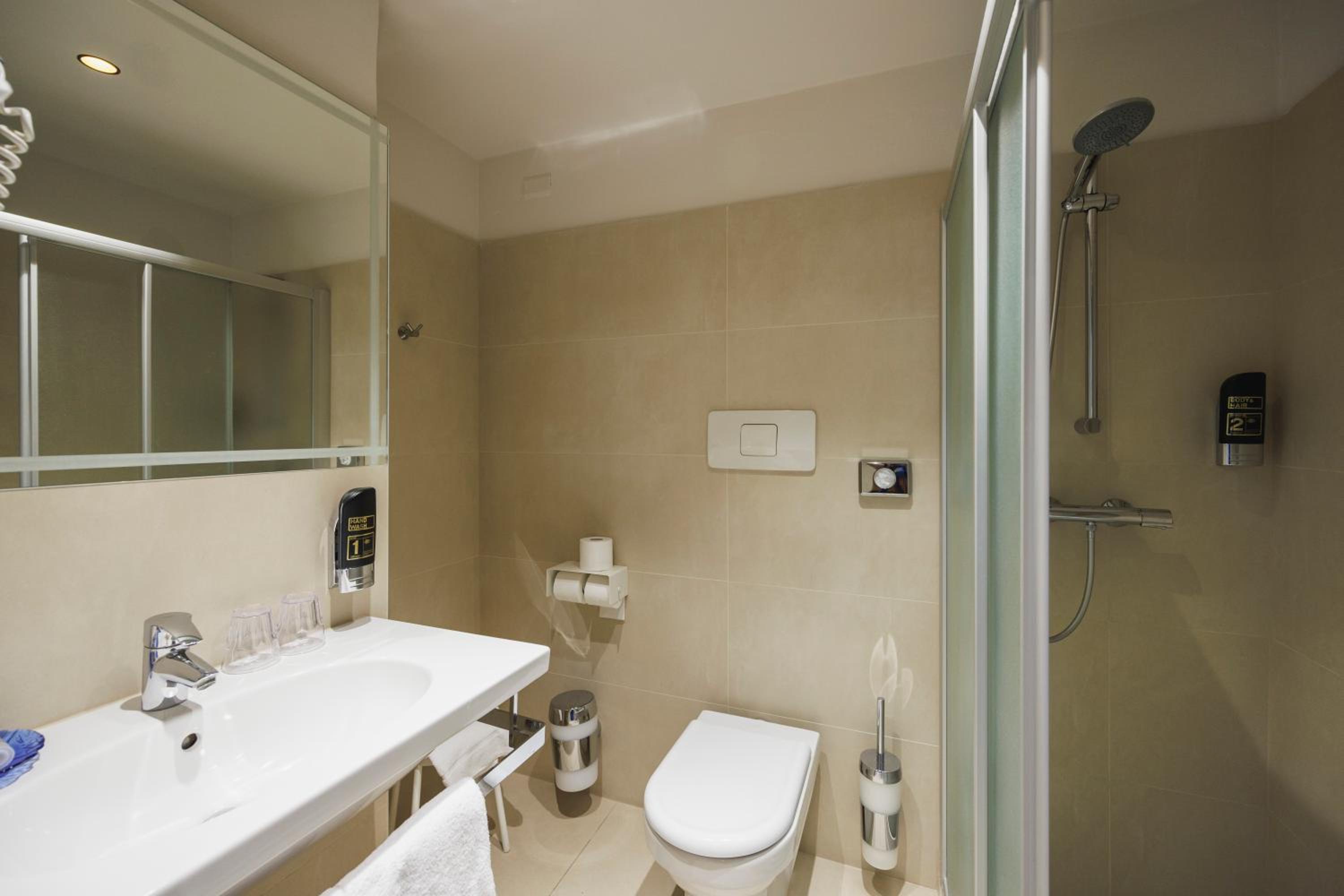 Superior Double Room with Lake View - Photo 4
