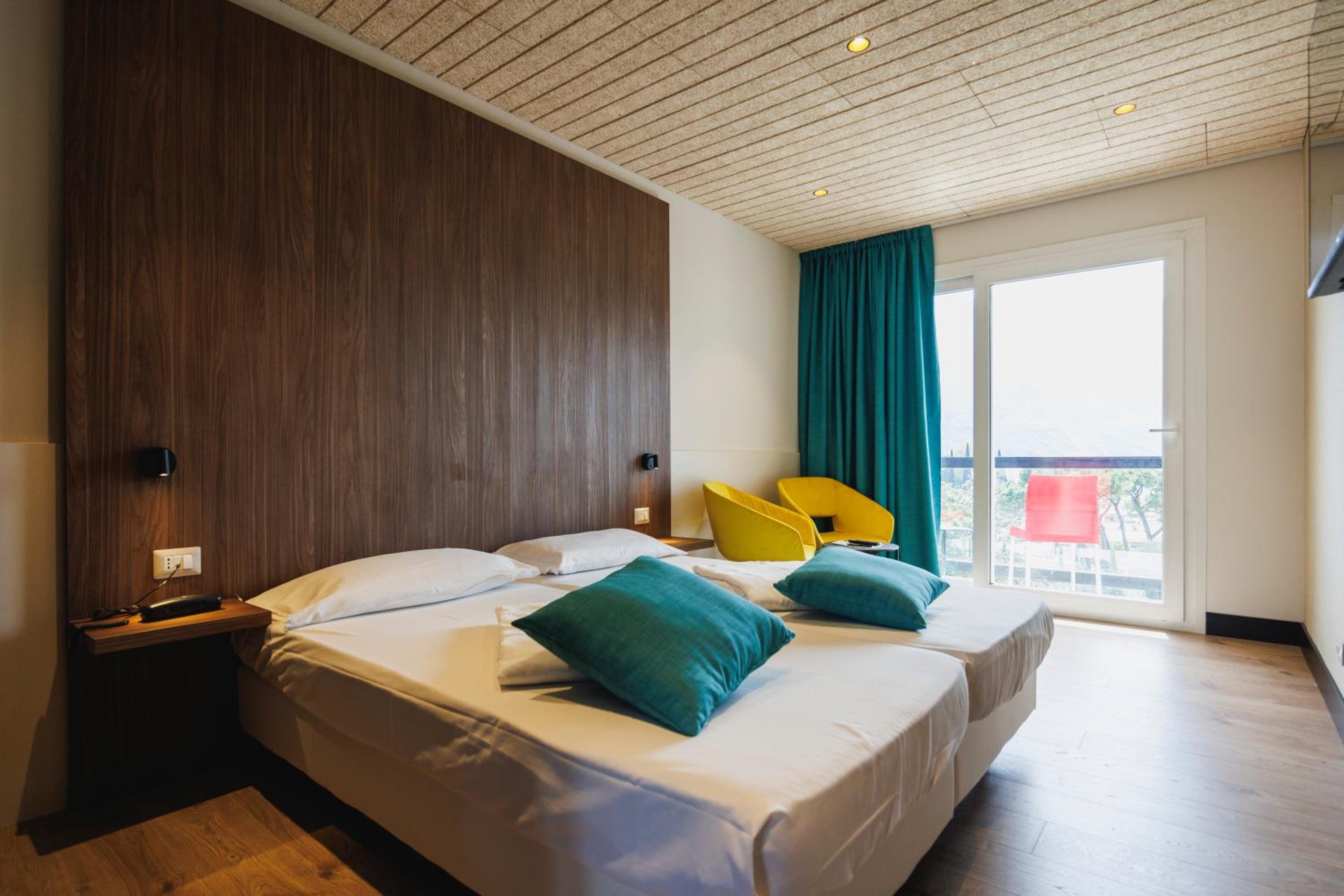 Superior Double Room with Lake View - Photo 2