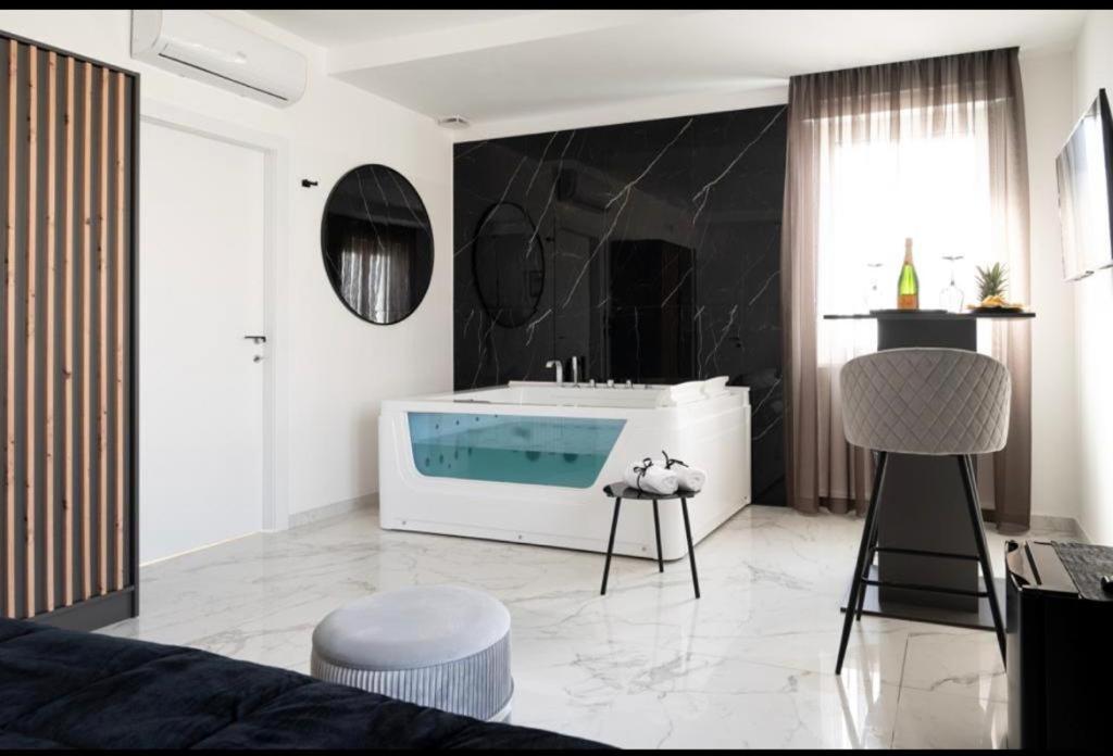 King Room with Spa Bath