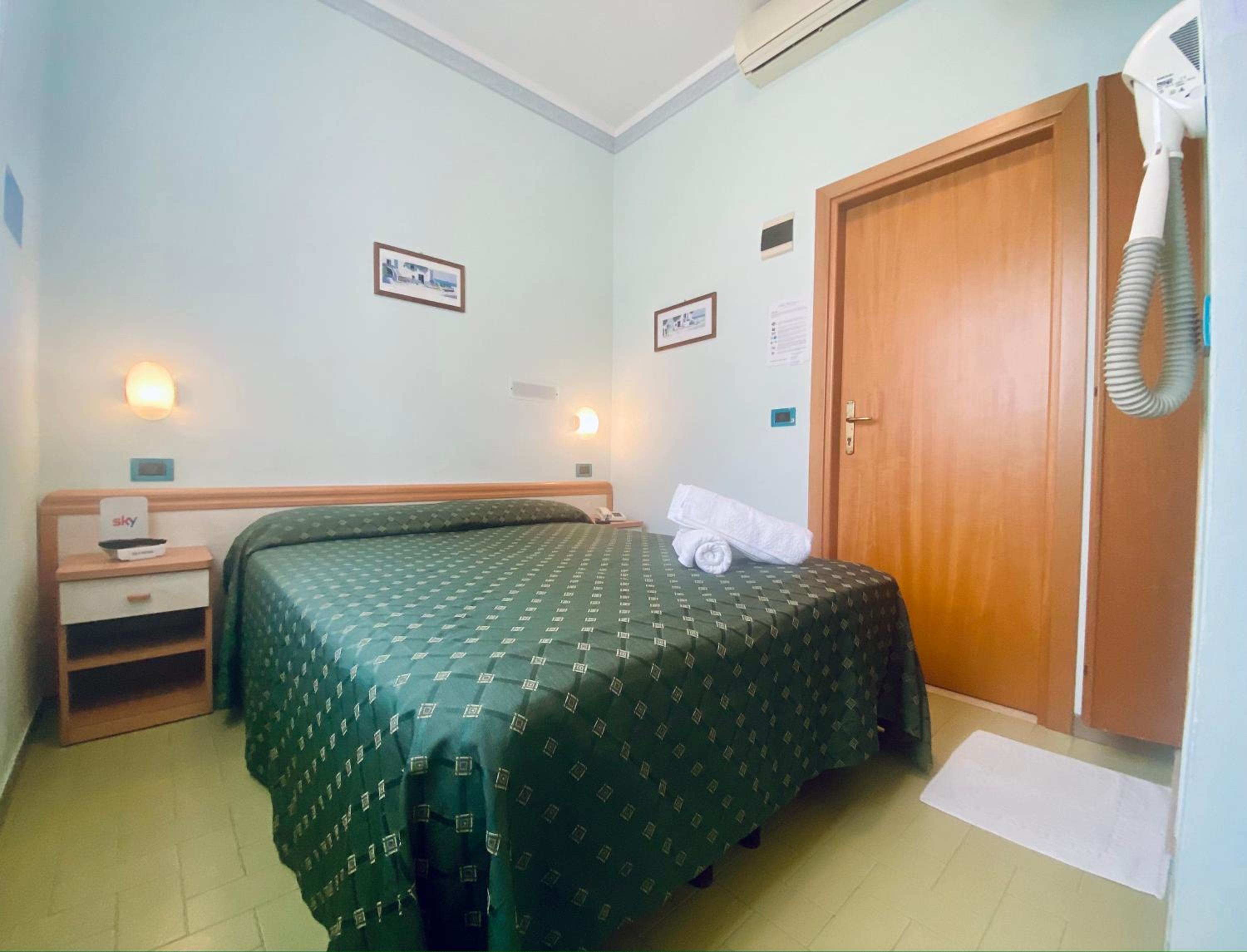 Single Room with Bathroom photo 1