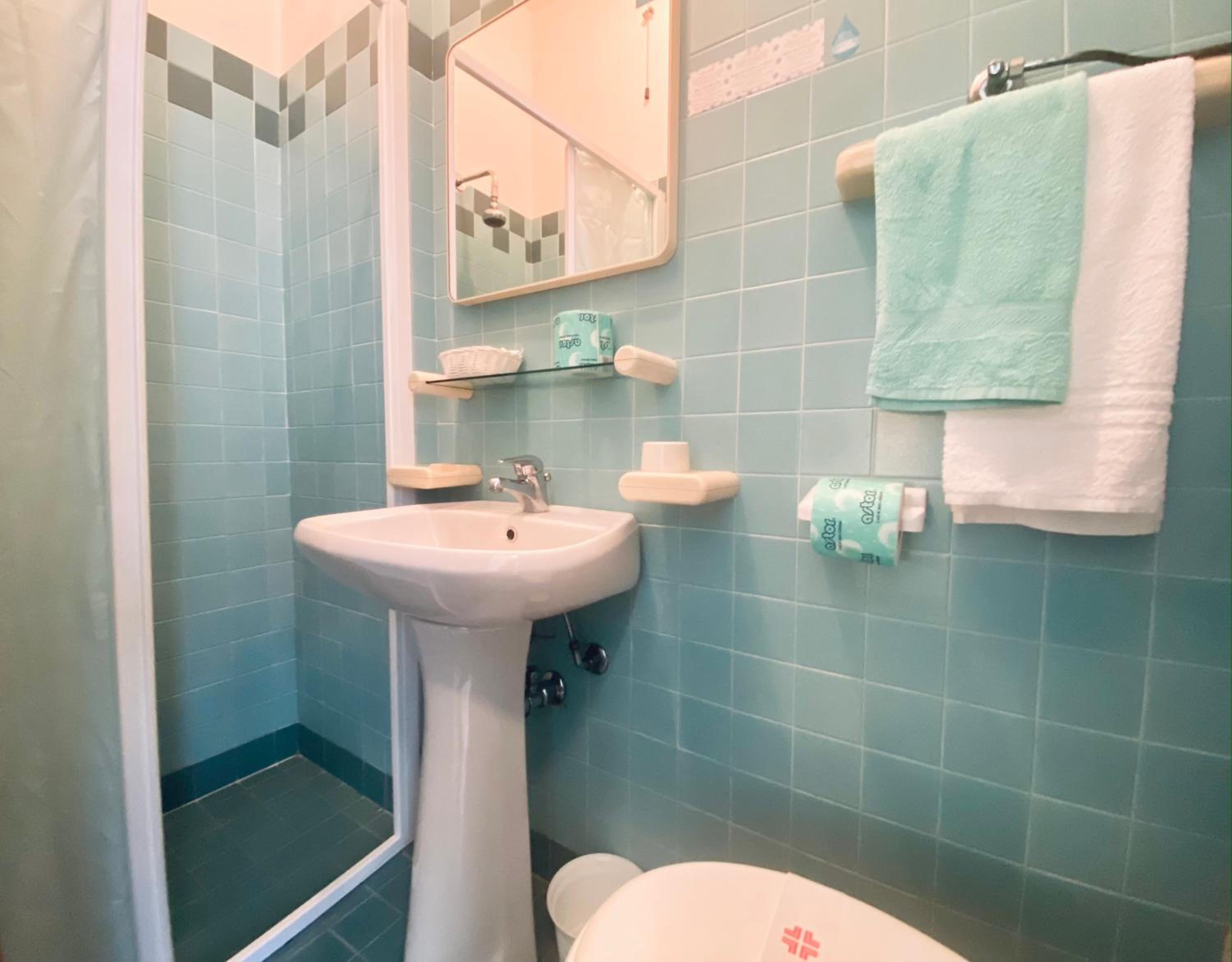 Single Room with Bathroom photo 2