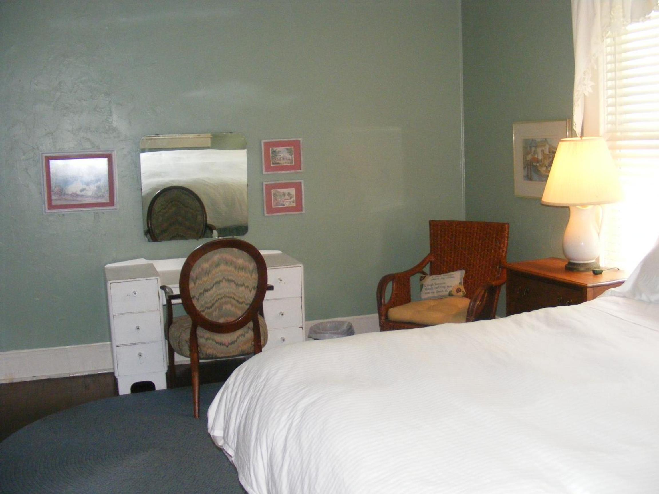 Three-Bedroom Suite - Photo 4