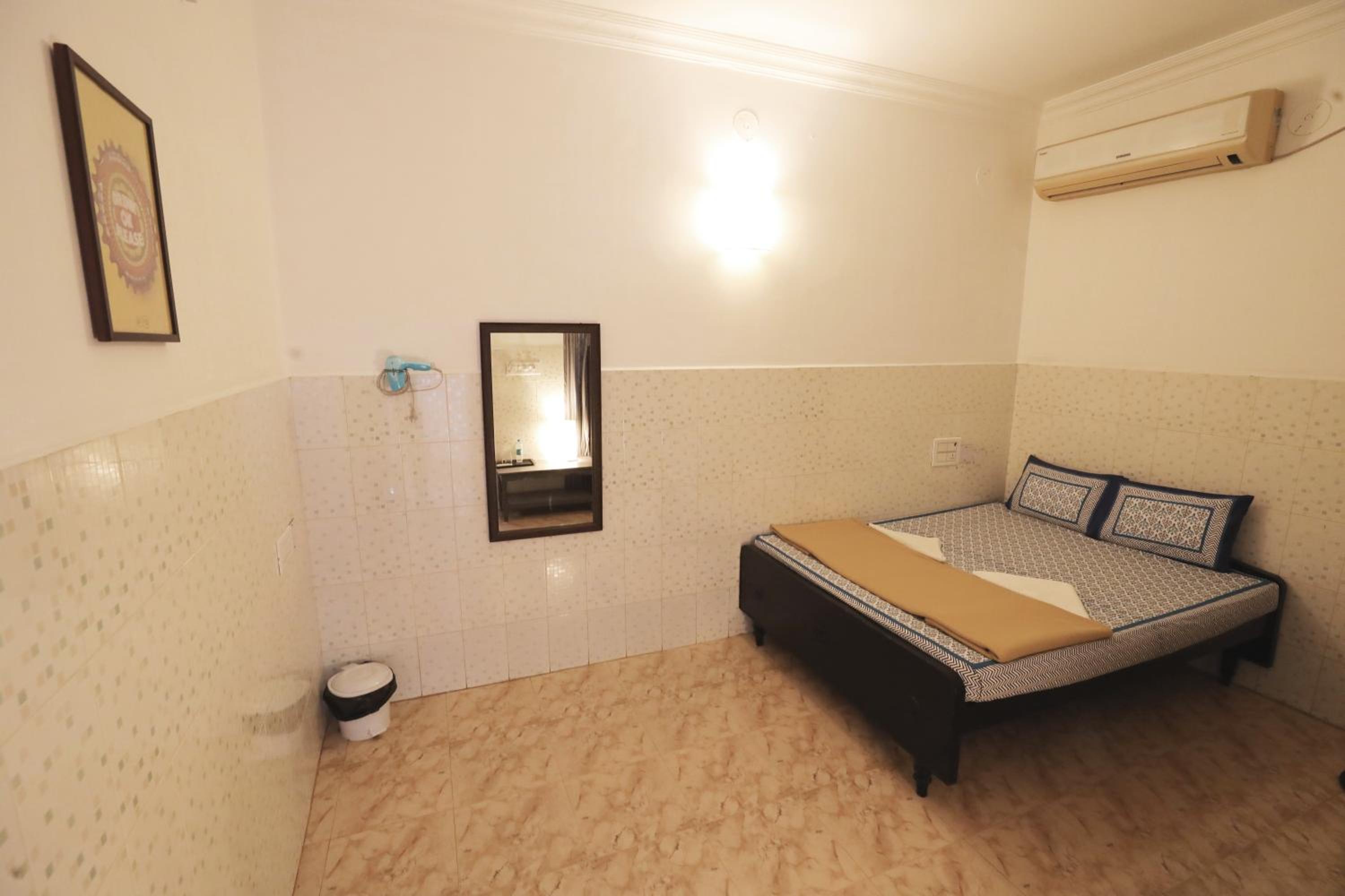 Large Double Room - Photo 10