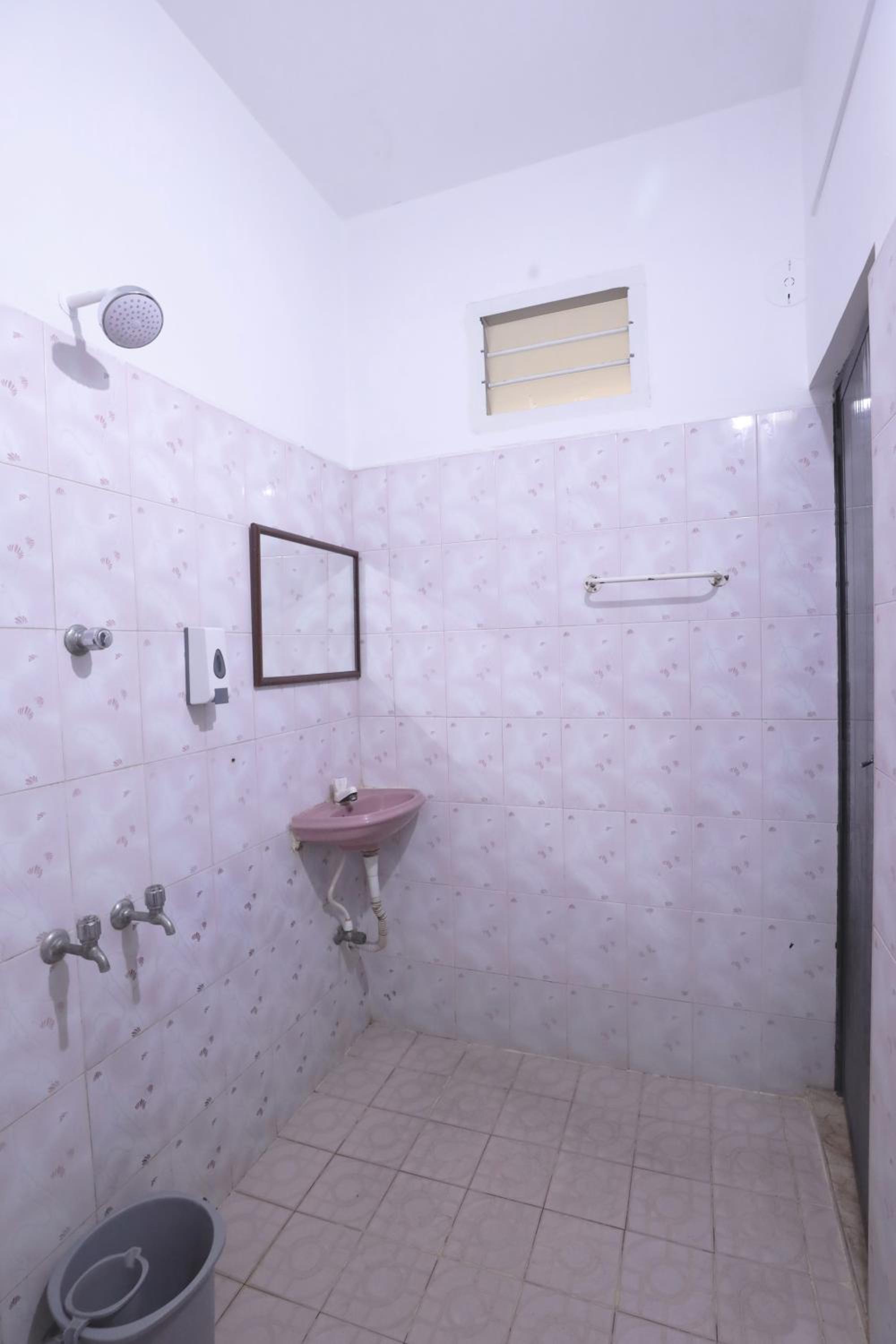 Large Double Room - Photo 12