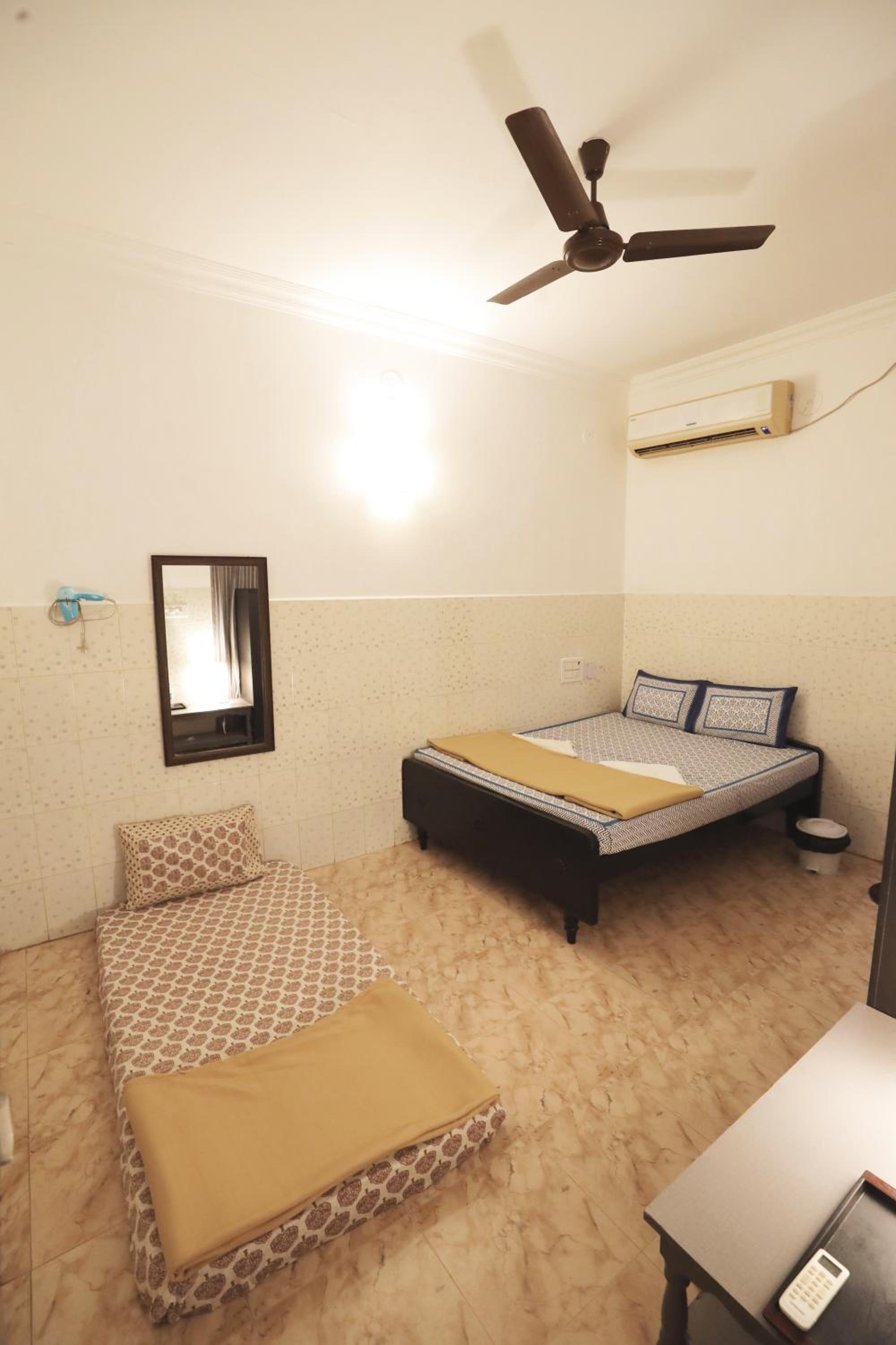 Large Double Room - Photo 3