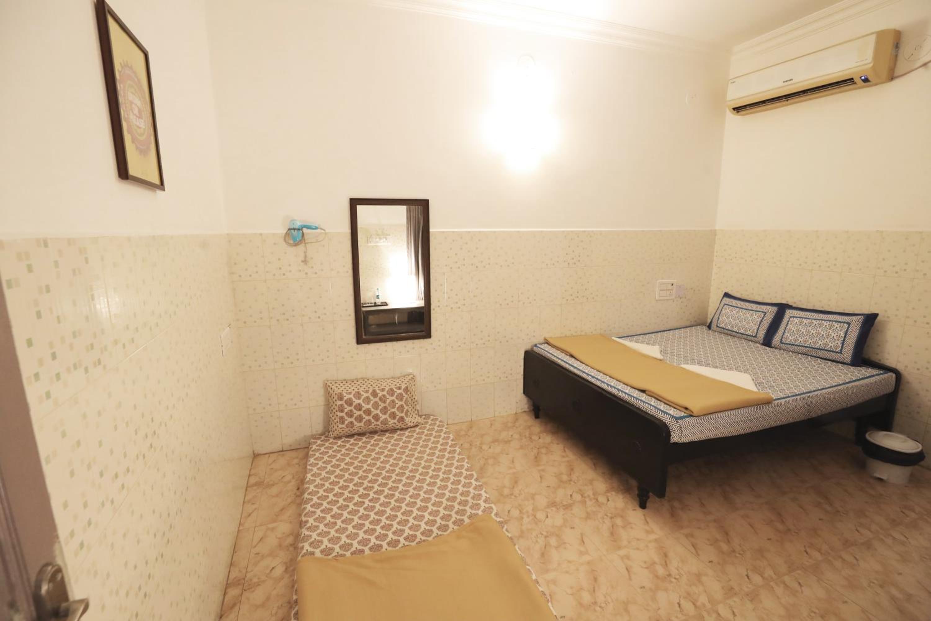 Large Double Room - Photo 2