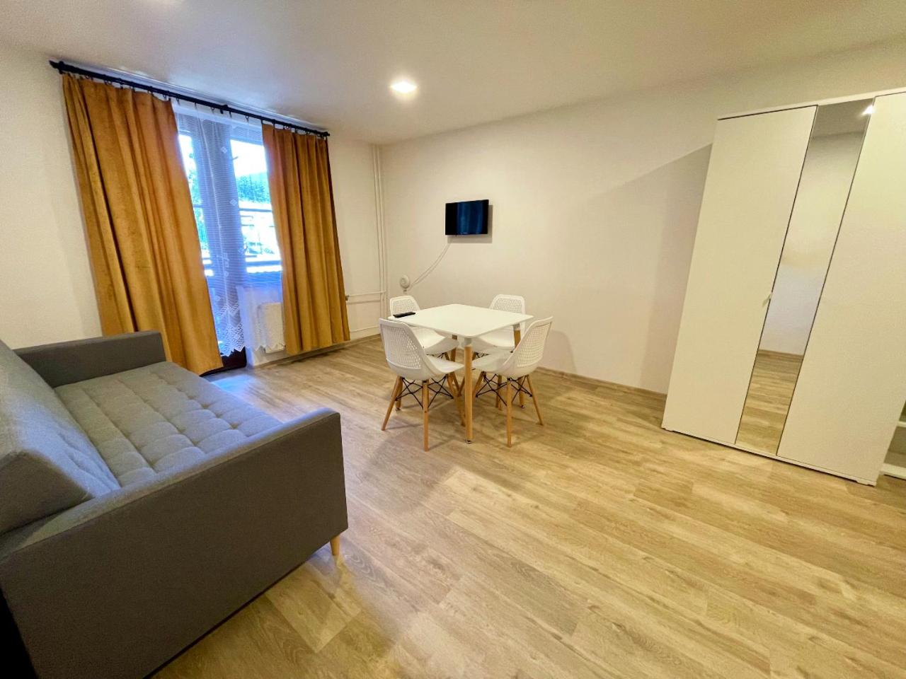 One-Bedroom Apartment photo 1