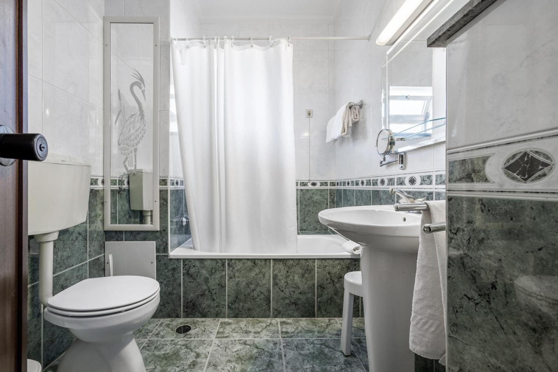 Deluxe Double Room - Photo 11