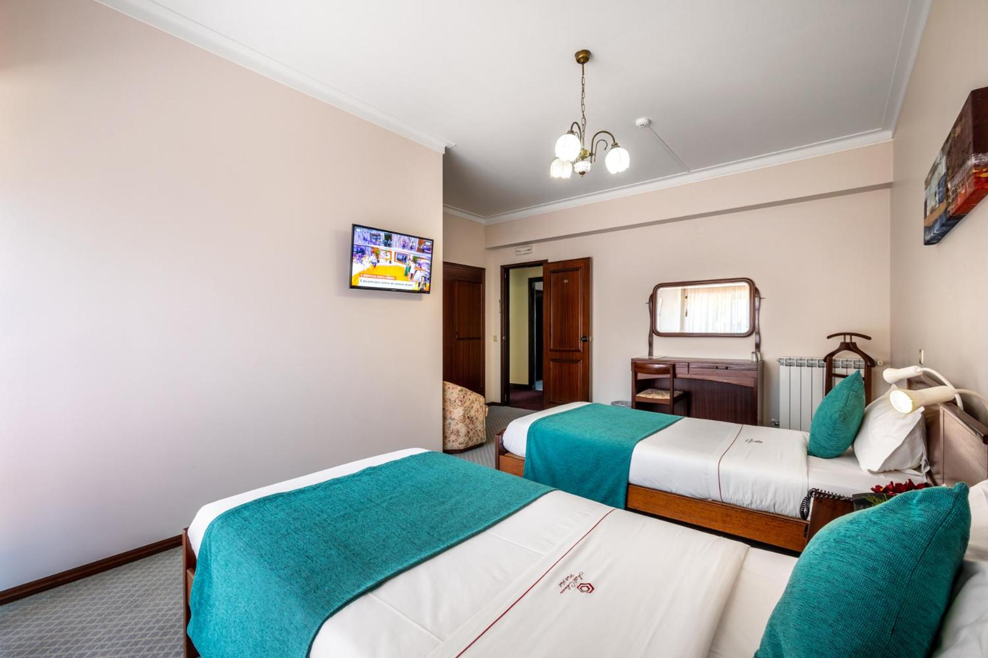 Standard Twin Room - Photo 10